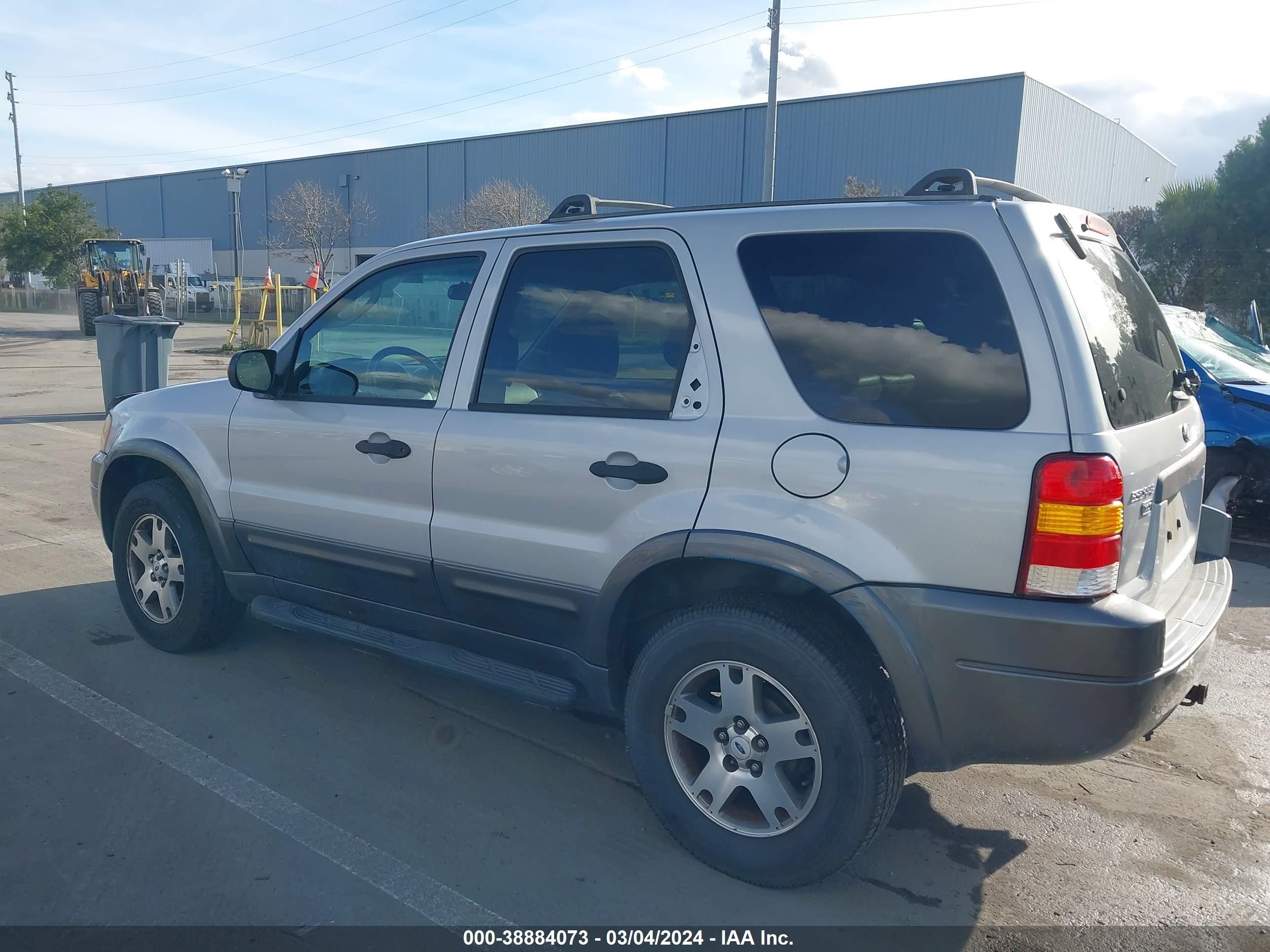 Photo 2 VIN: 1FMCU03133KC76103 - FORD ESCAPE 