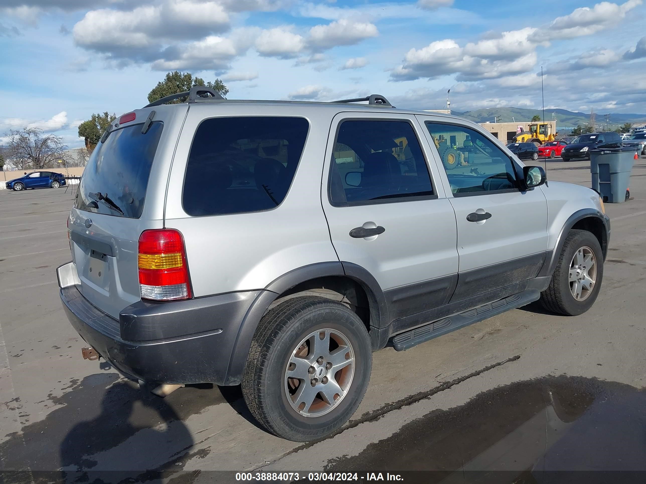 Photo 3 VIN: 1FMCU03133KC76103 - FORD ESCAPE 