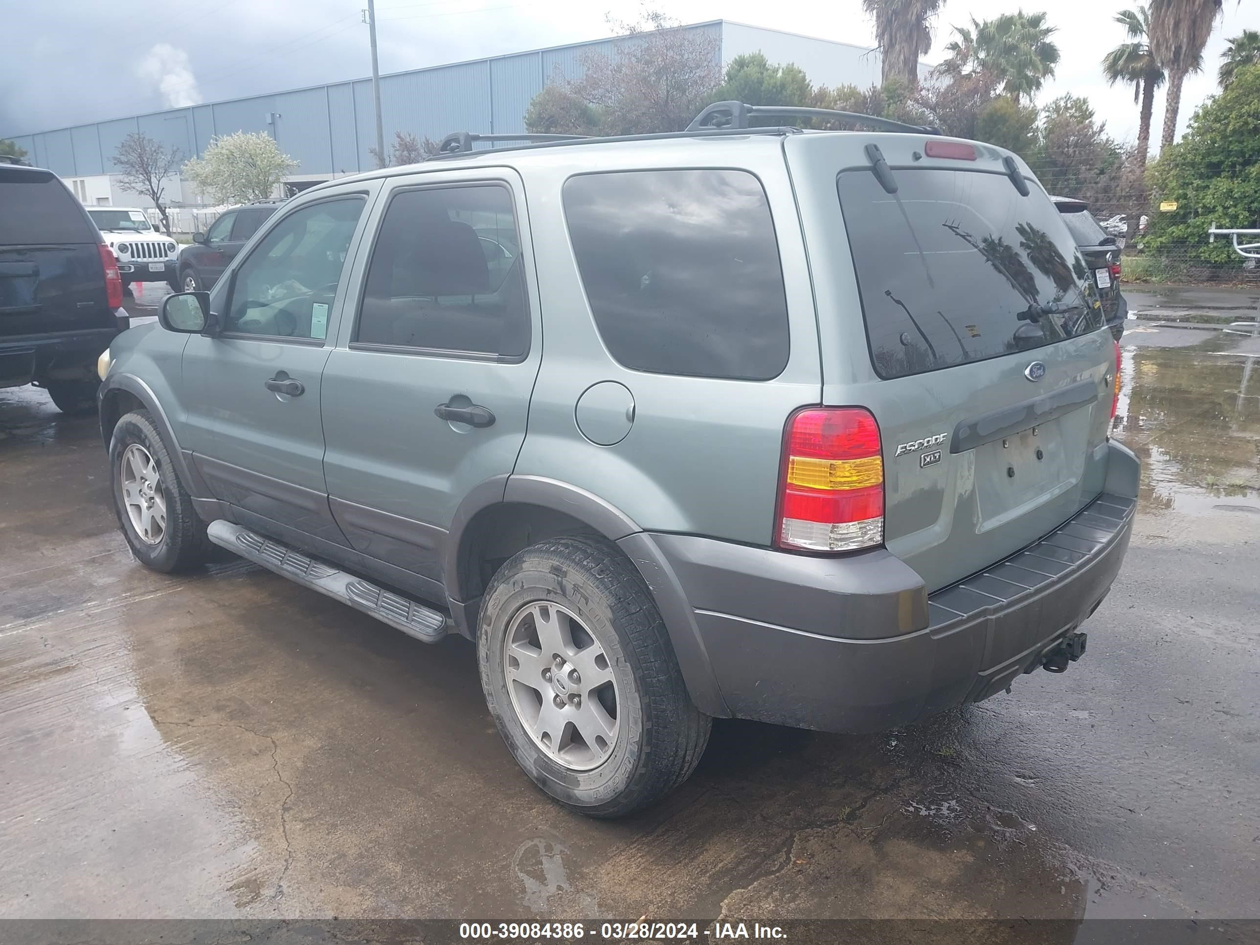 Photo 2 VIN: 1FMCU03175KE17290 - FORD ESCAPE 