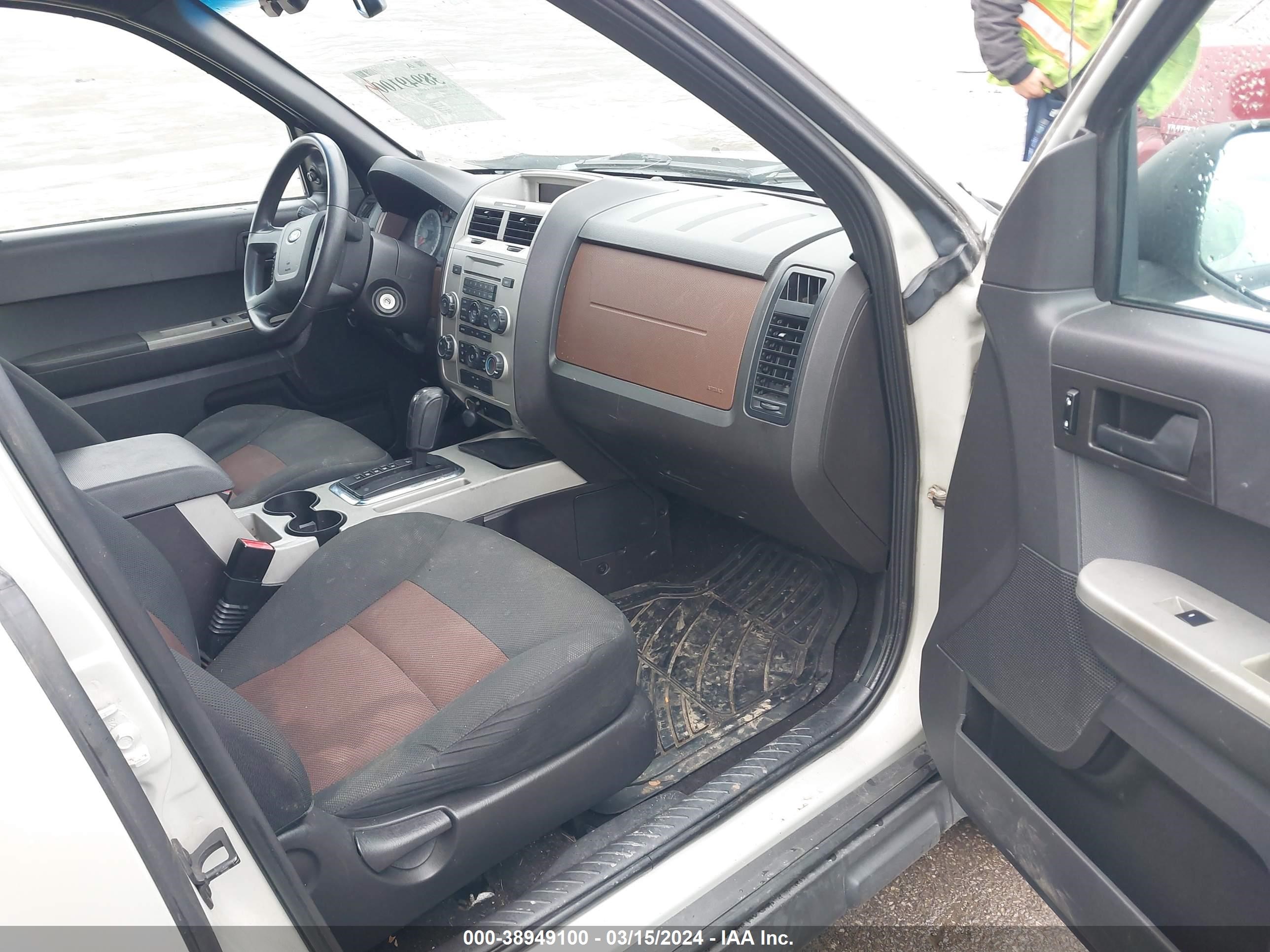 Photo 4 VIN: 1FMCU03198KB14063 - FORD ESCAPE 