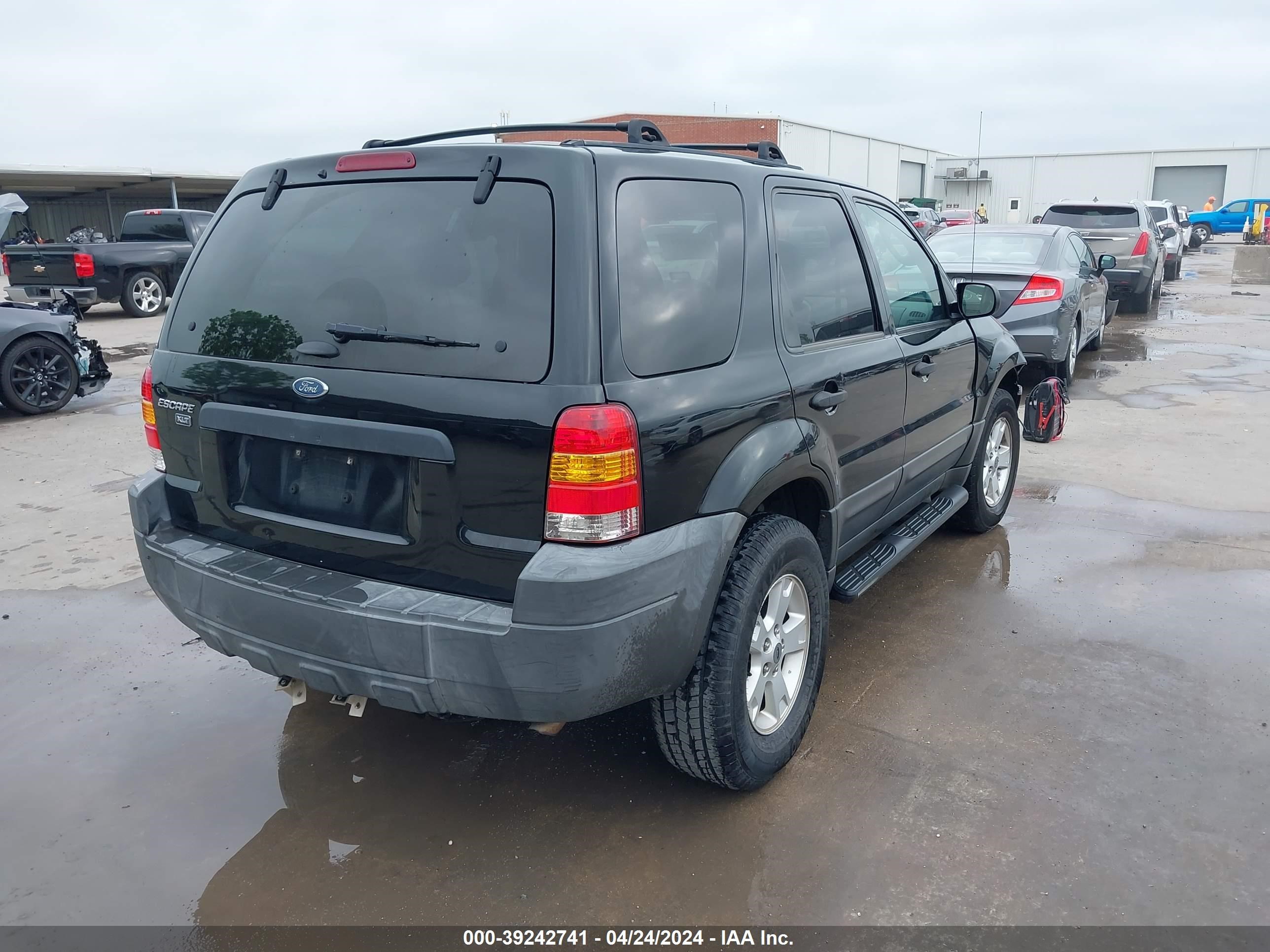 Photo 3 VIN: 1FMCU031X5DA13596 - FORD ESCAPE 