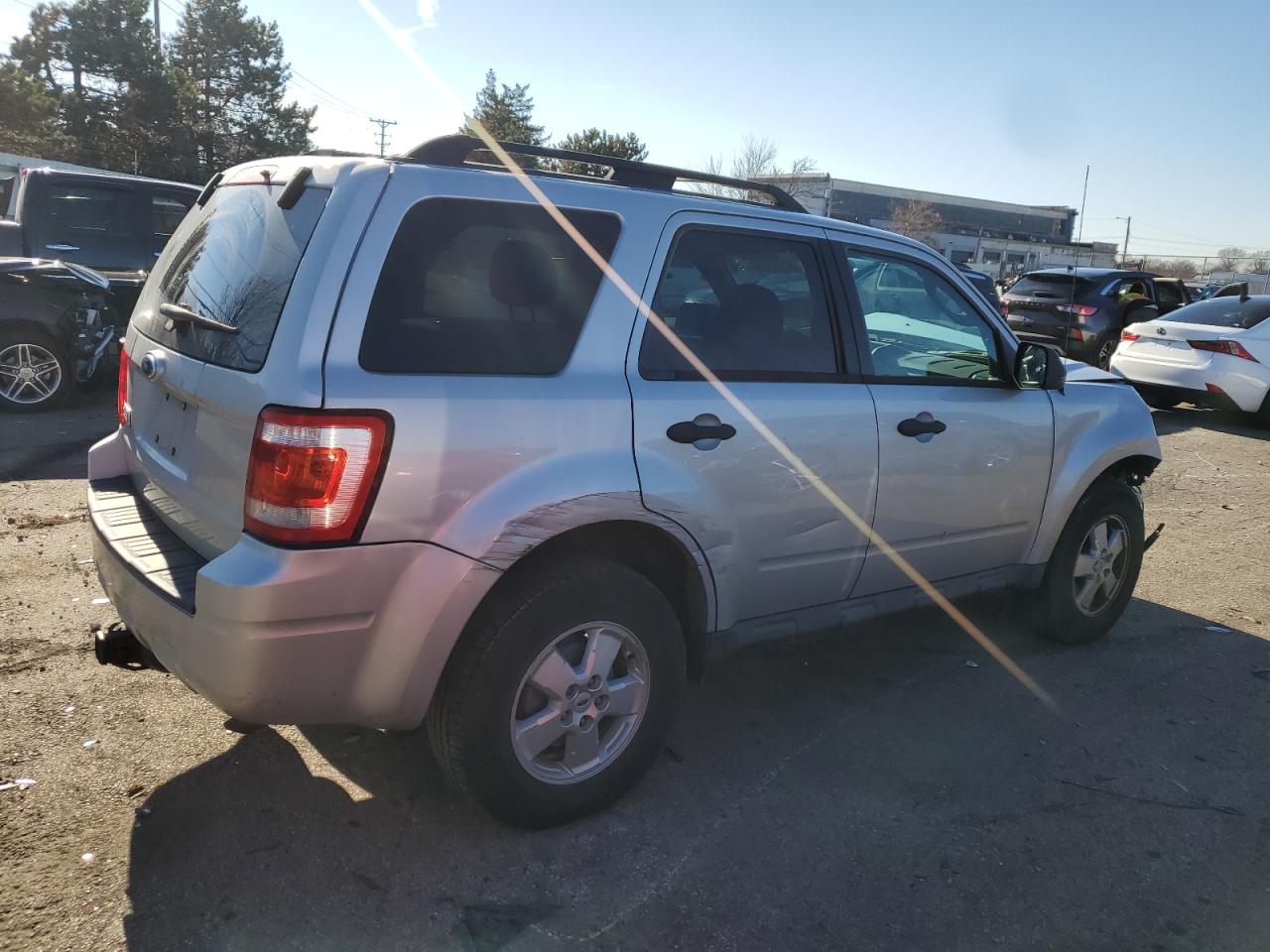 Photo 2 VIN: 1FMCU03729KD06365 - FORD ESCAPE 