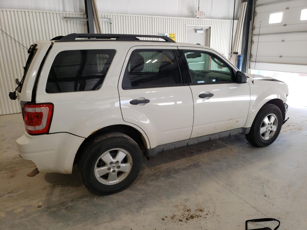 Photo 2 VIN: 1FMCU037X9KD04749 - FORD ESCAPE 