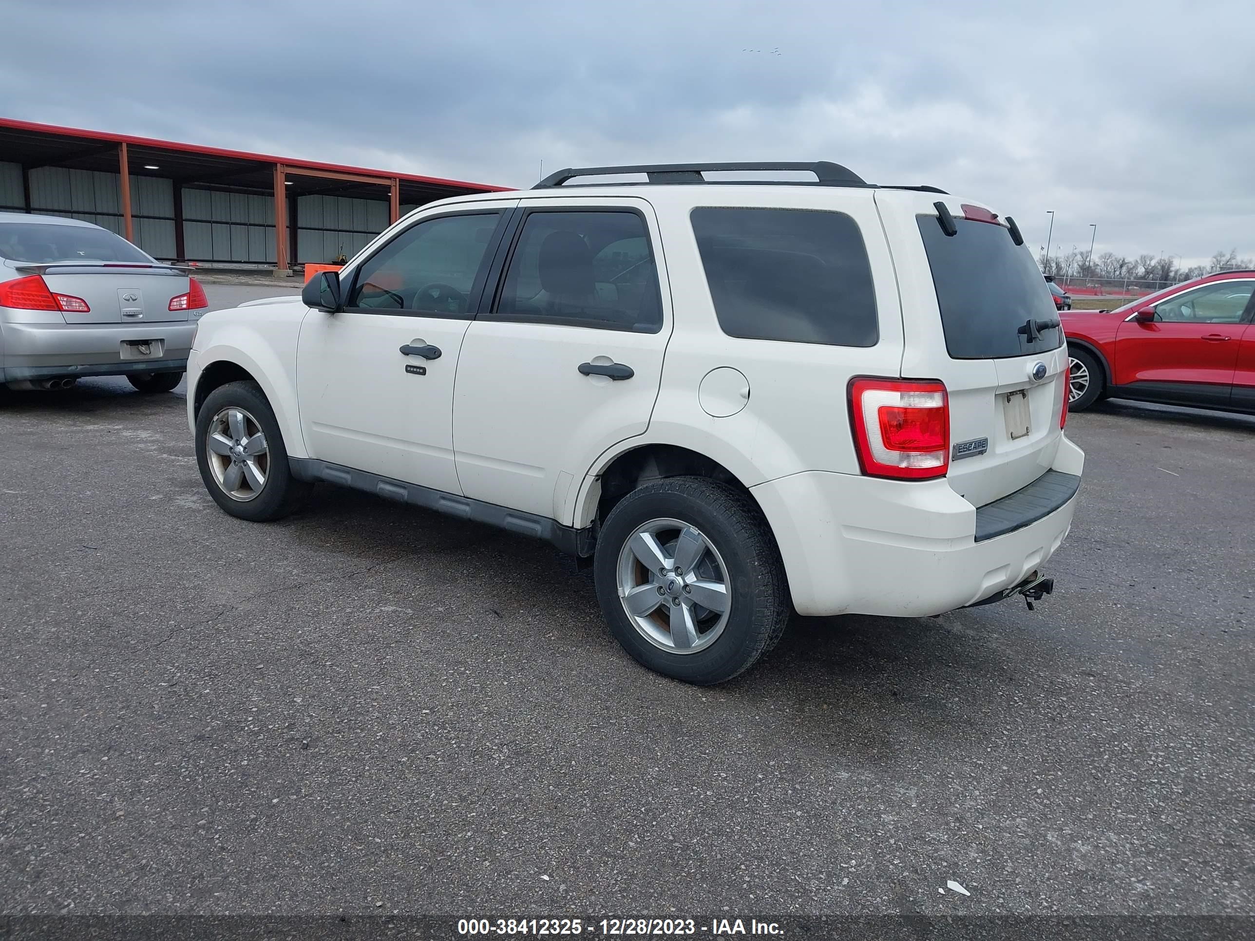 Photo 2 VIN: 1FMCU03GX9KD00782 - FORD ESCAPE 