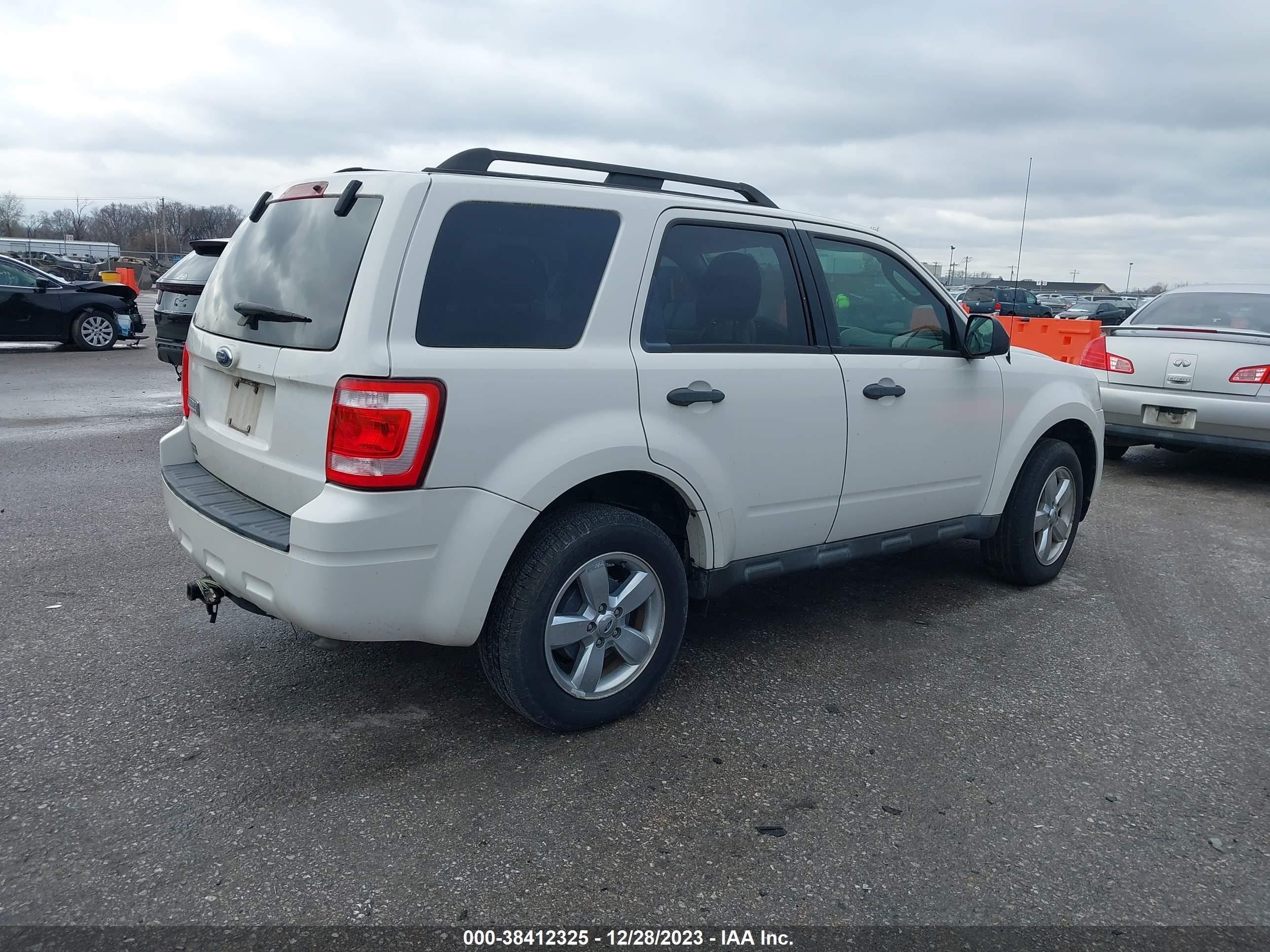 Photo 3 VIN: 1FMCU03GX9KD00782 - FORD ESCAPE 