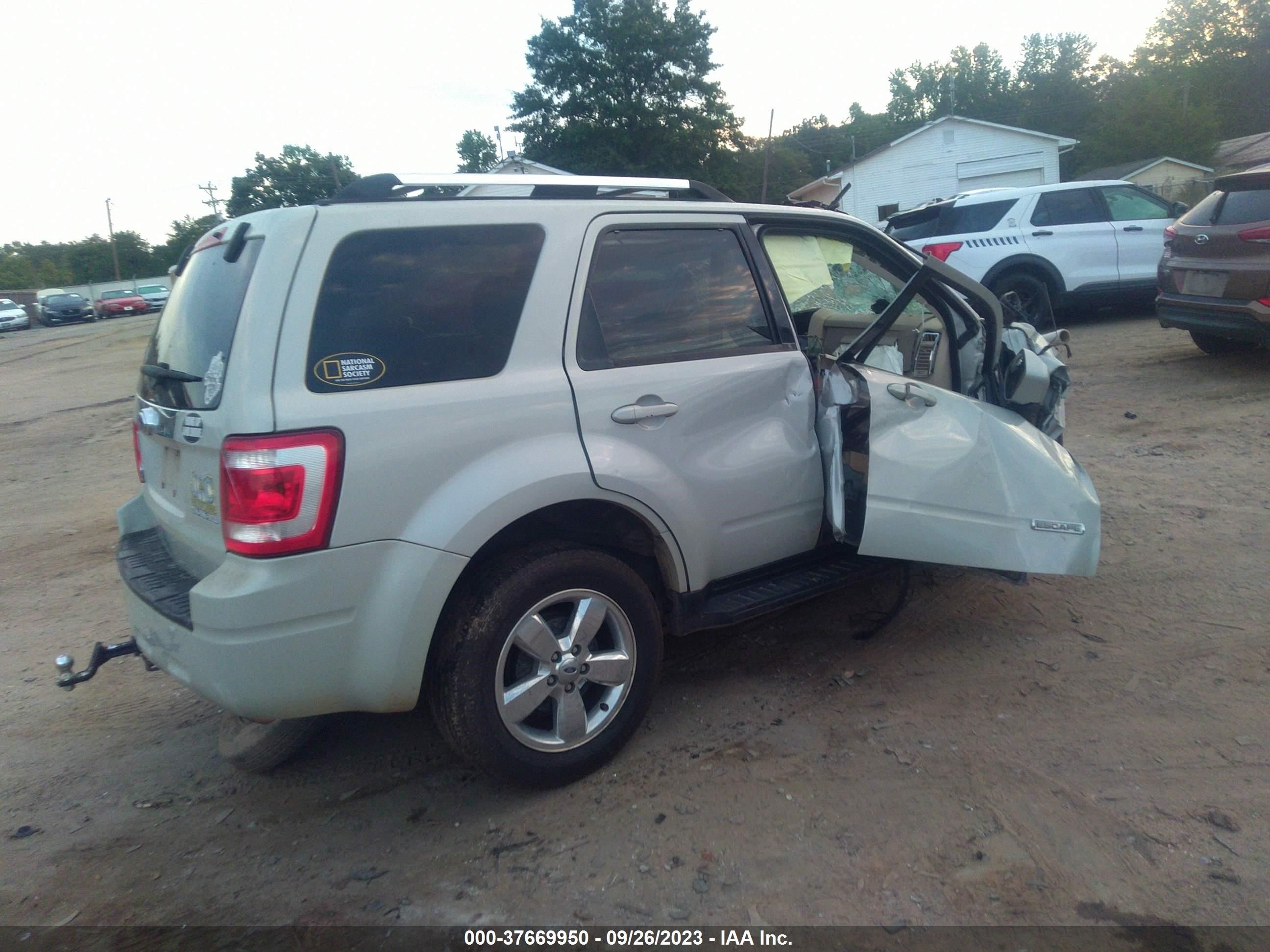 Photo 3 VIN: 1FMCU04198KC08250 - FORD ESCAPE 