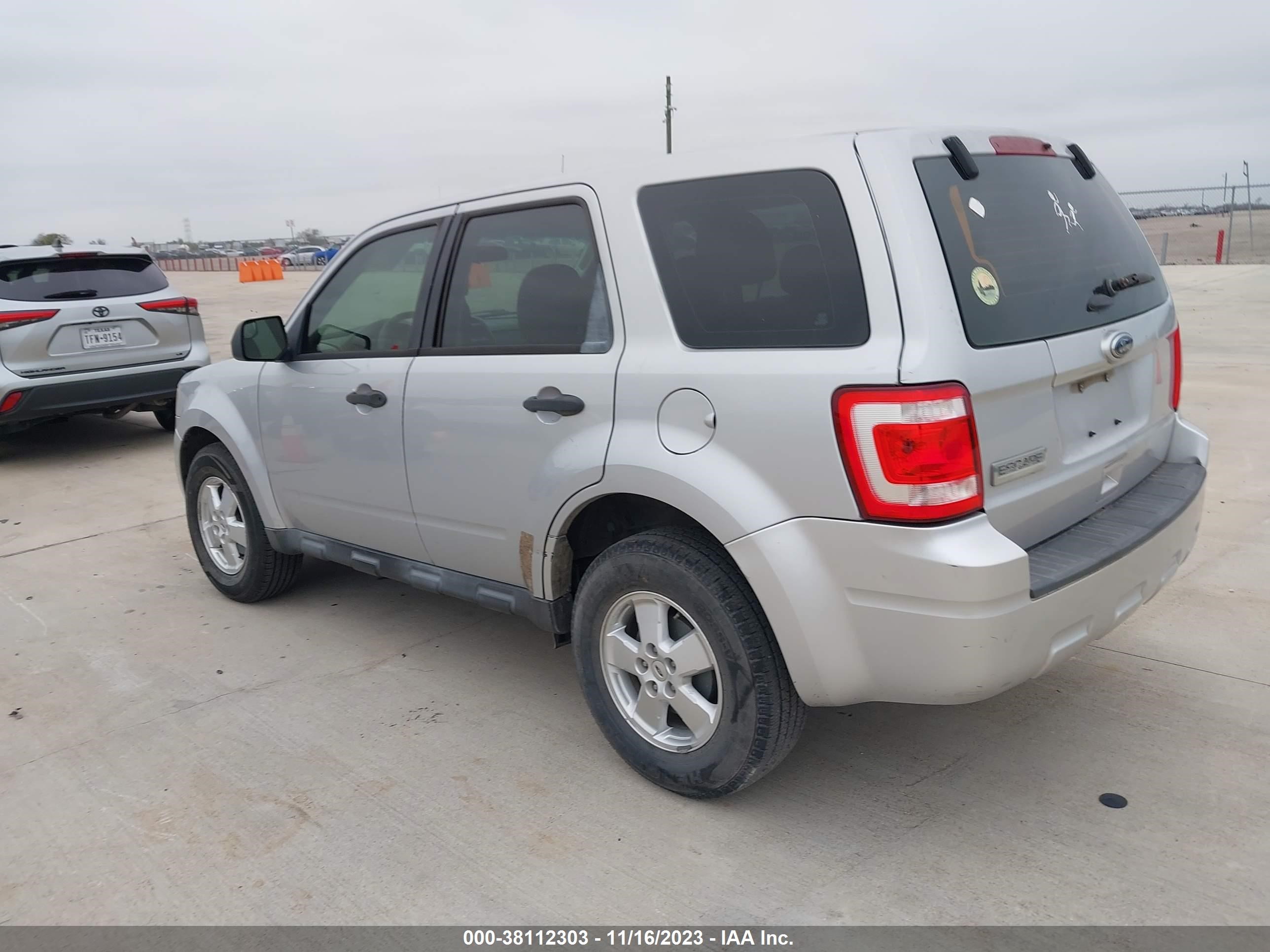 Photo 2 VIN: 1FMCU0C74CKA14336 - FORD ESCAPE 