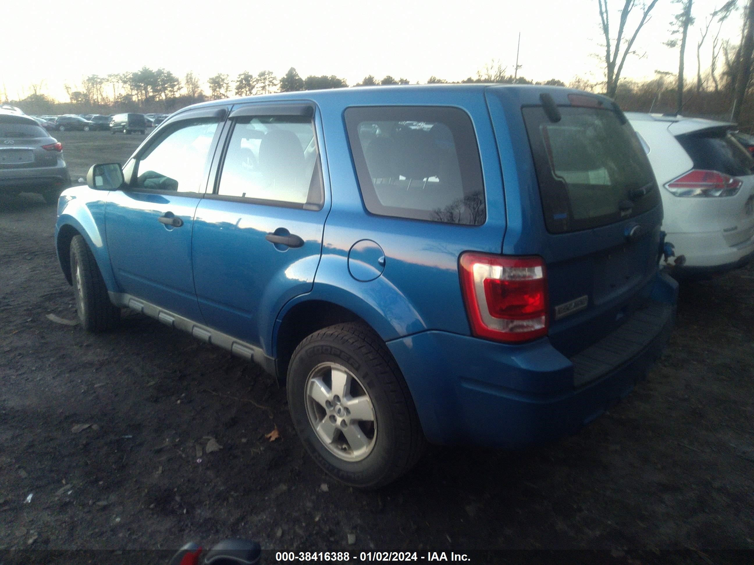 Photo 2 VIN: 1FMCU0C7XBKB58827 - FORD ESCAPE 