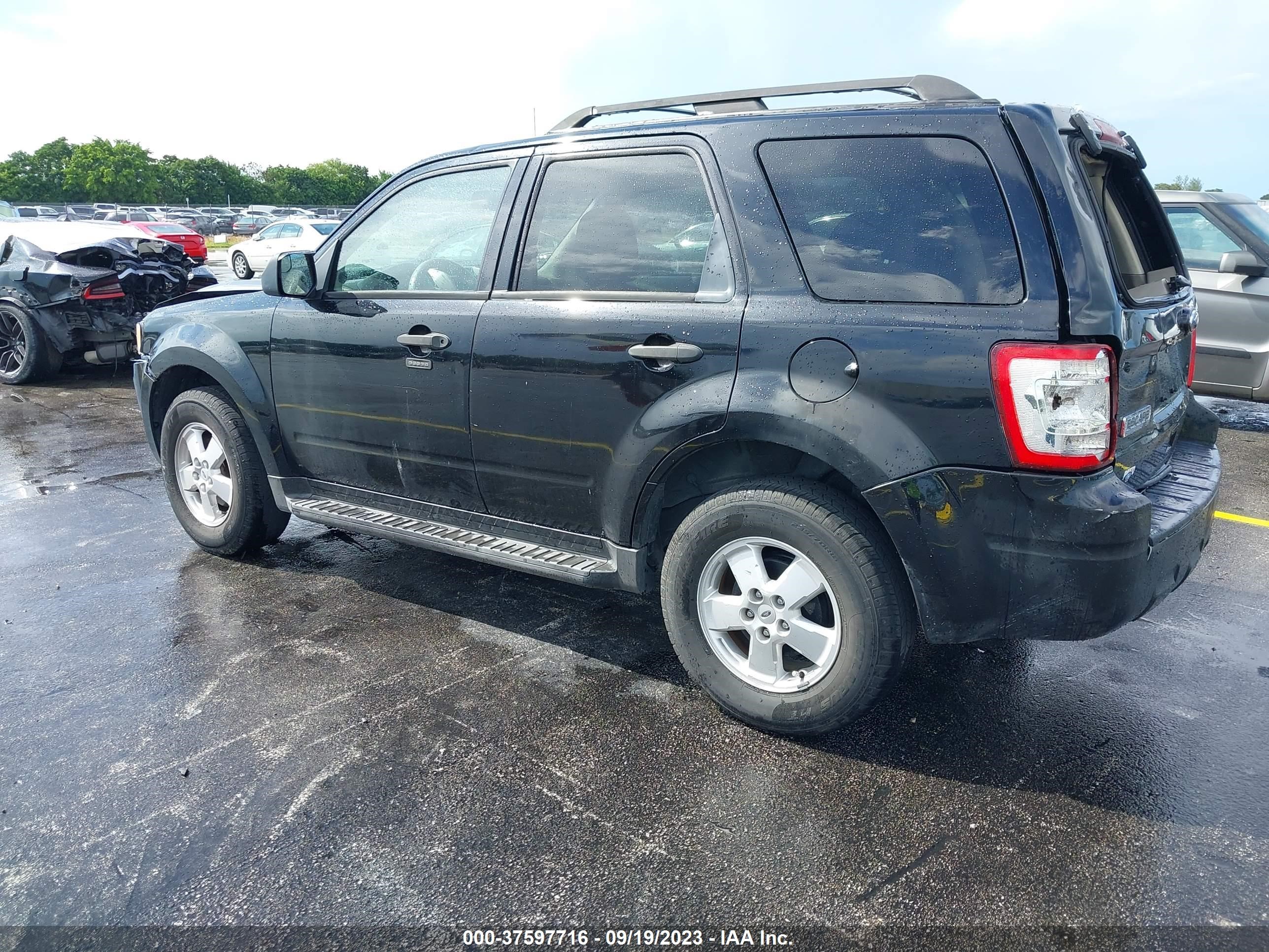 Photo 2 VIN: 1FMCU0D73AKD42875 - FORD ESCAPE 