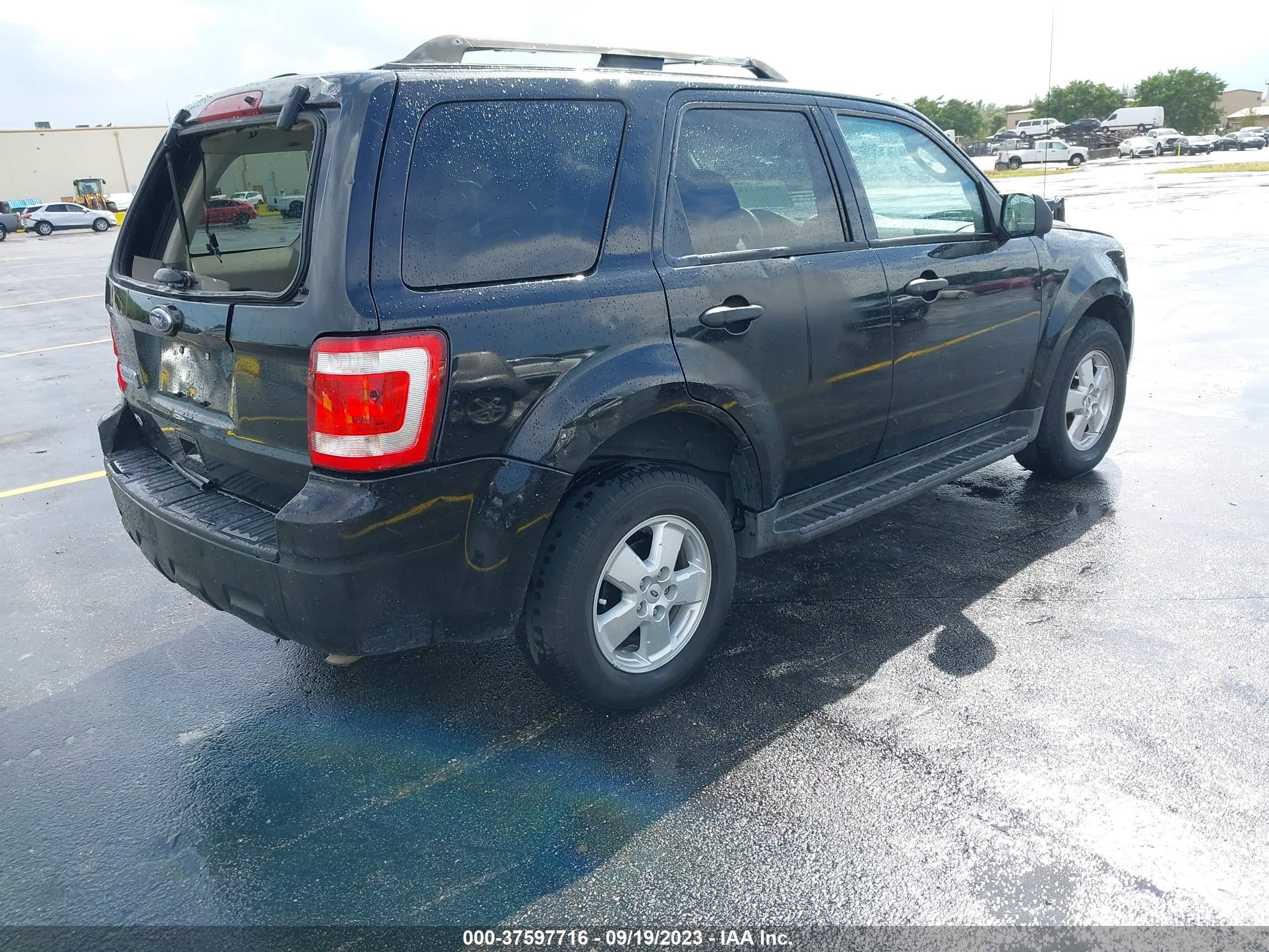 Photo 3 VIN: 1FMCU0D73AKD42875 - FORD ESCAPE 