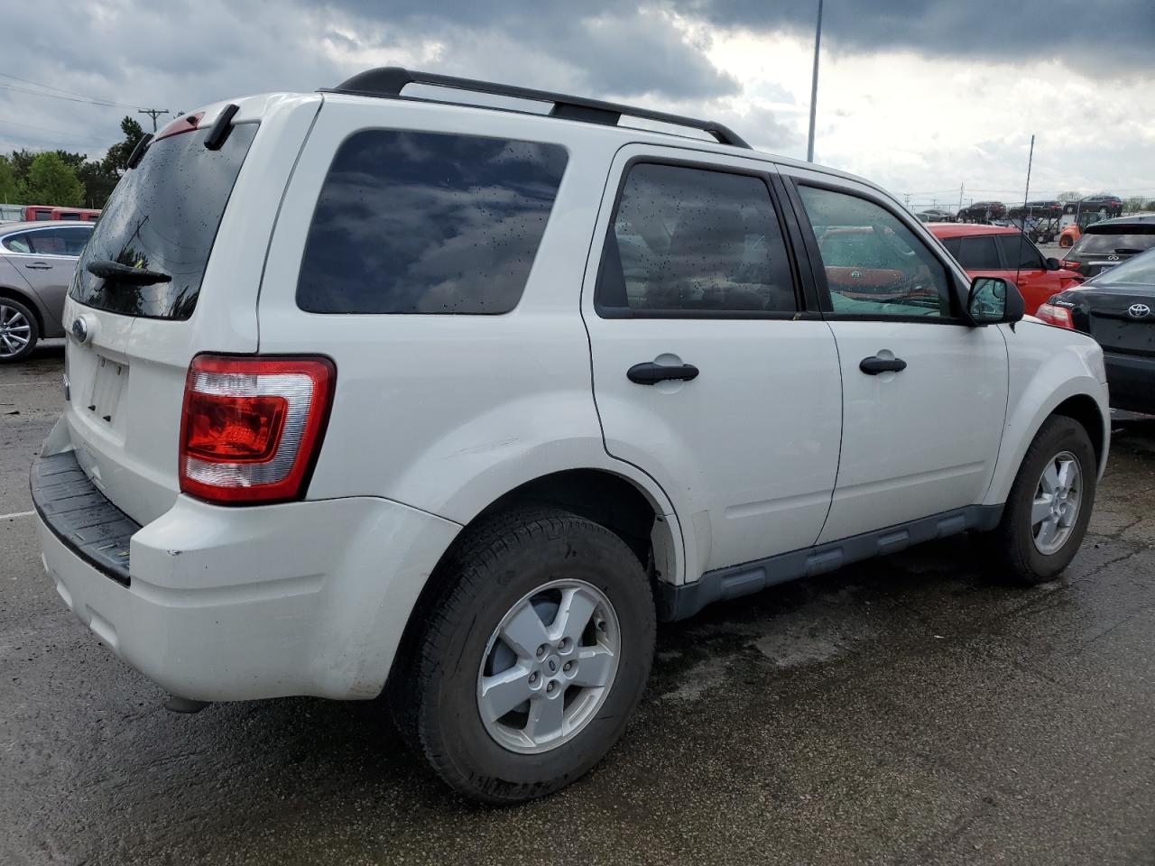 Photo 2 VIN: 1FMCU0D77AKC30693 - FORD ESCAPE 