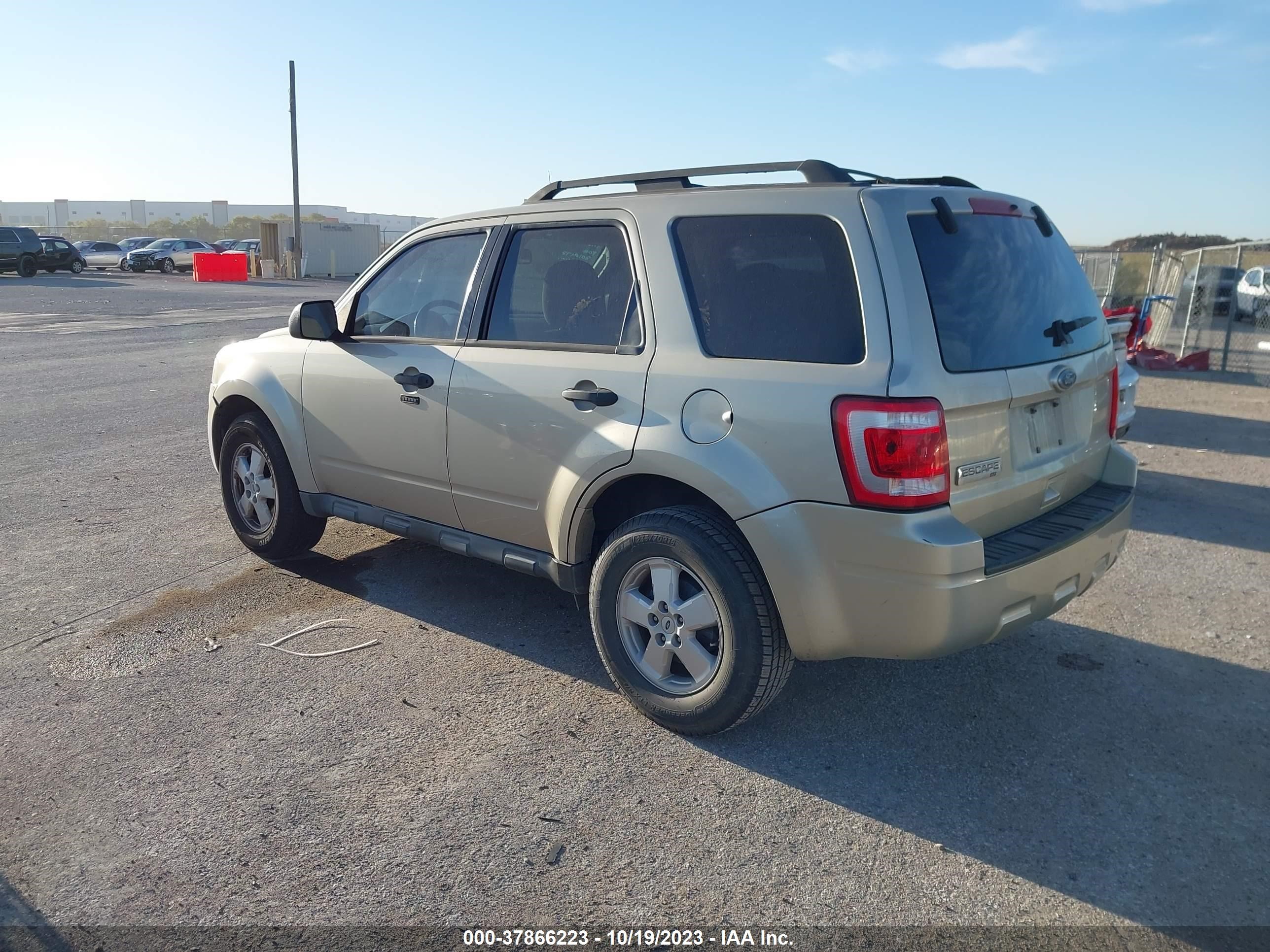 Photo 2 VIN: 1FMCU0D79AKA10925 - FORD ESCAPE 