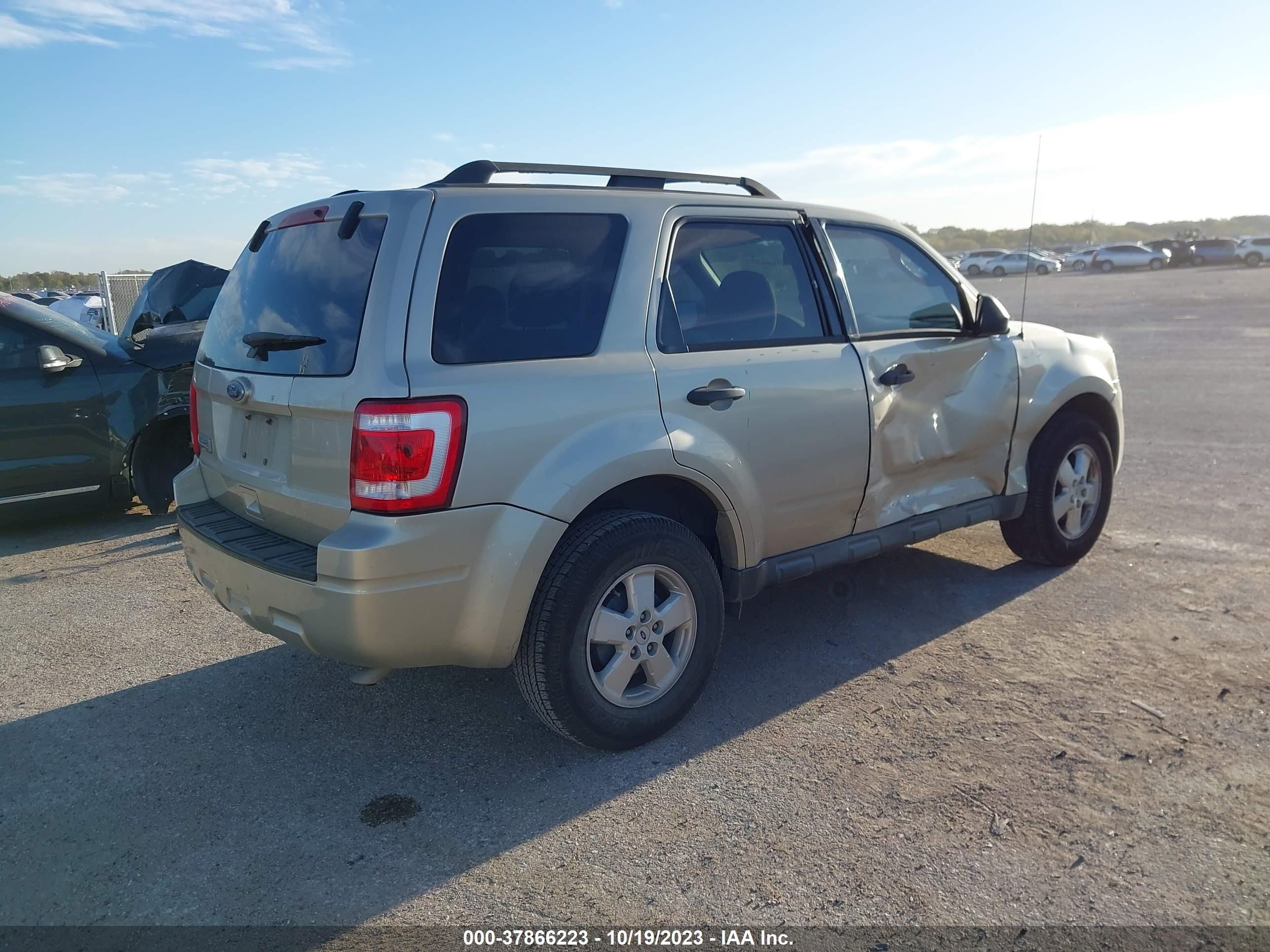 Photo 3 VIN: 1FMCU0D79AKA10925 - FORD ESCAPE 