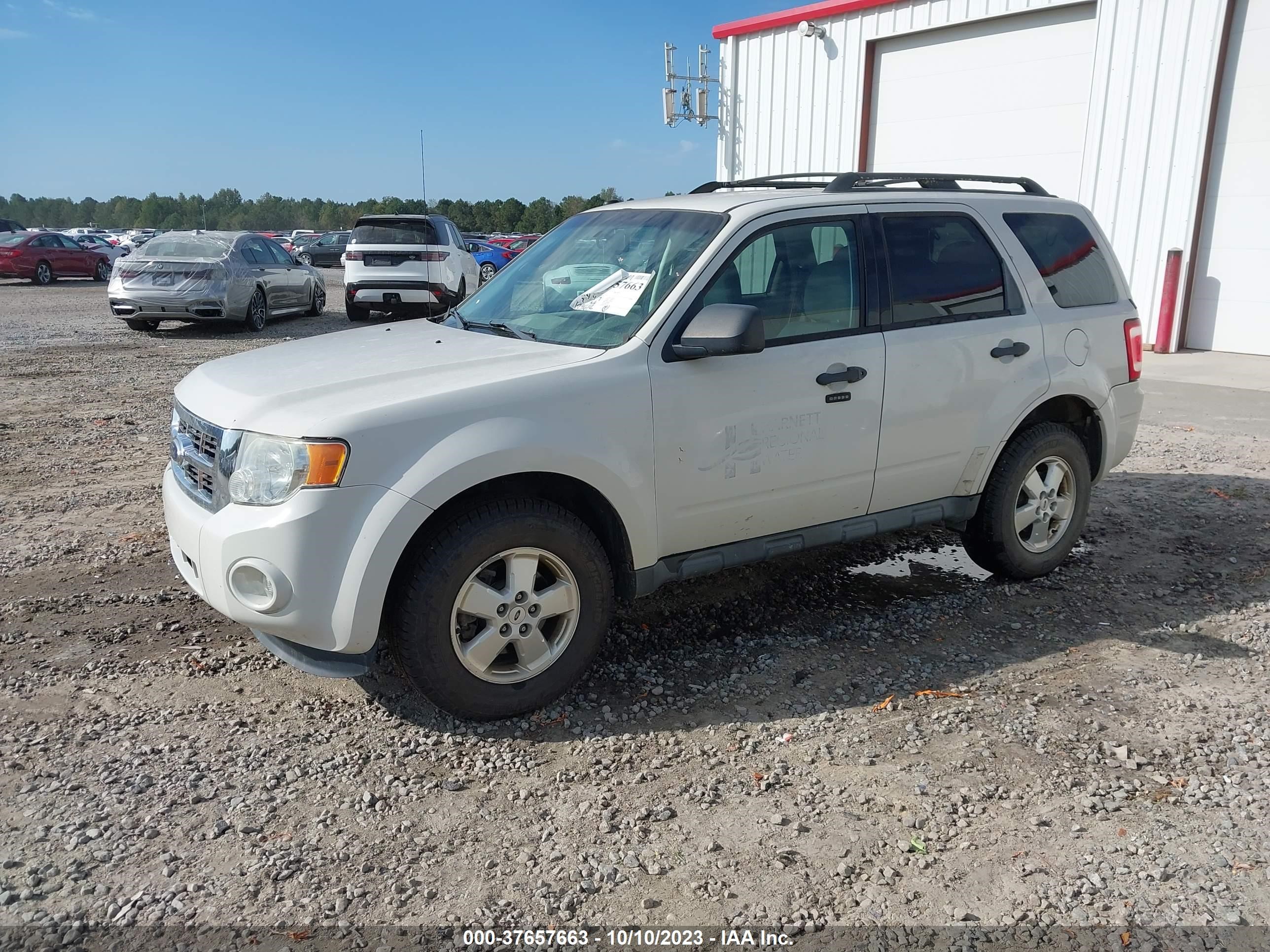 Photo 1 VIN: 1FMCU0DG1BKA57853 - FORD ESCAPE 