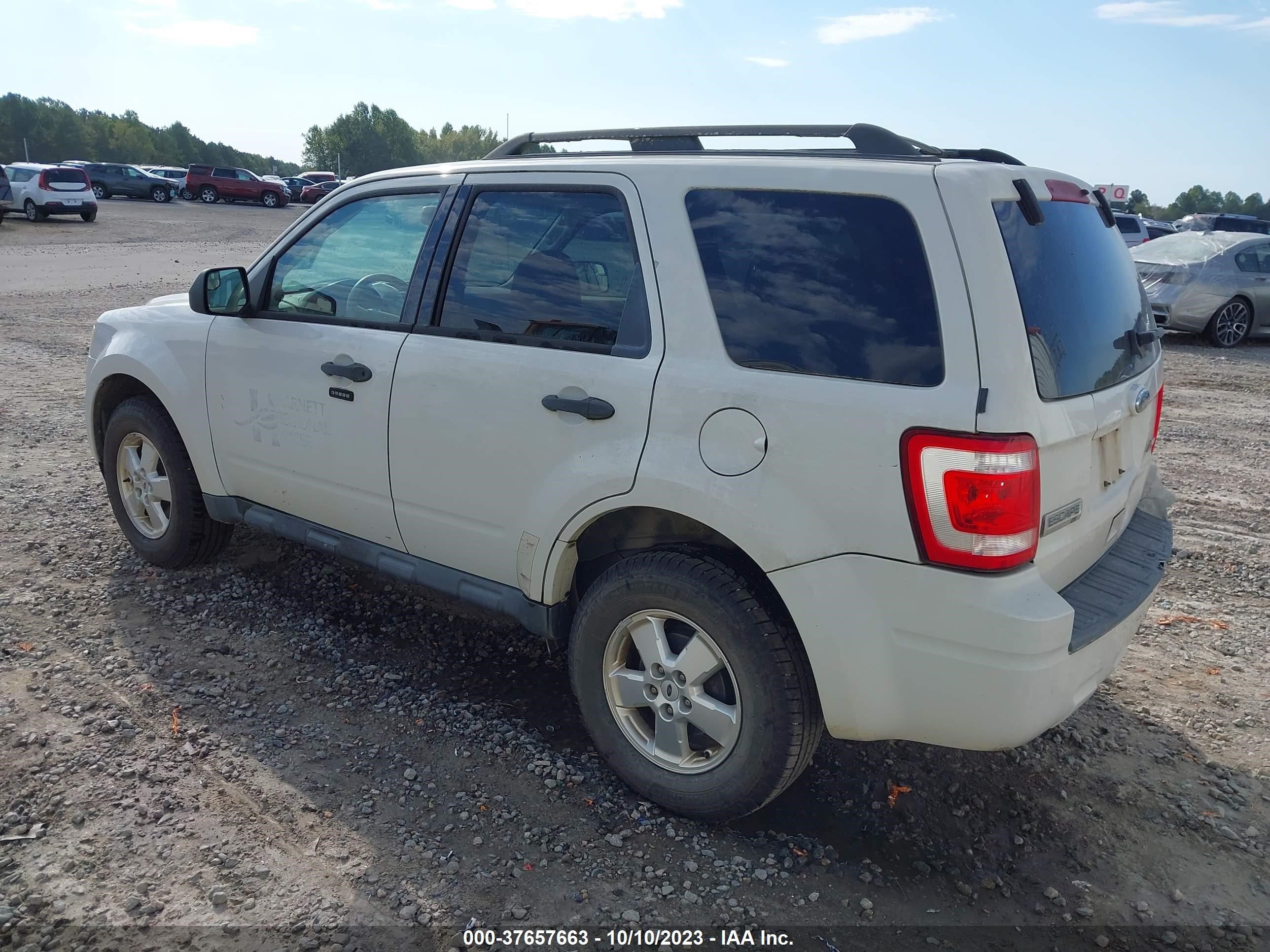 Photo 2 VIN: 1FMCU0DG1BKA57853 - FORD ESCAPE 