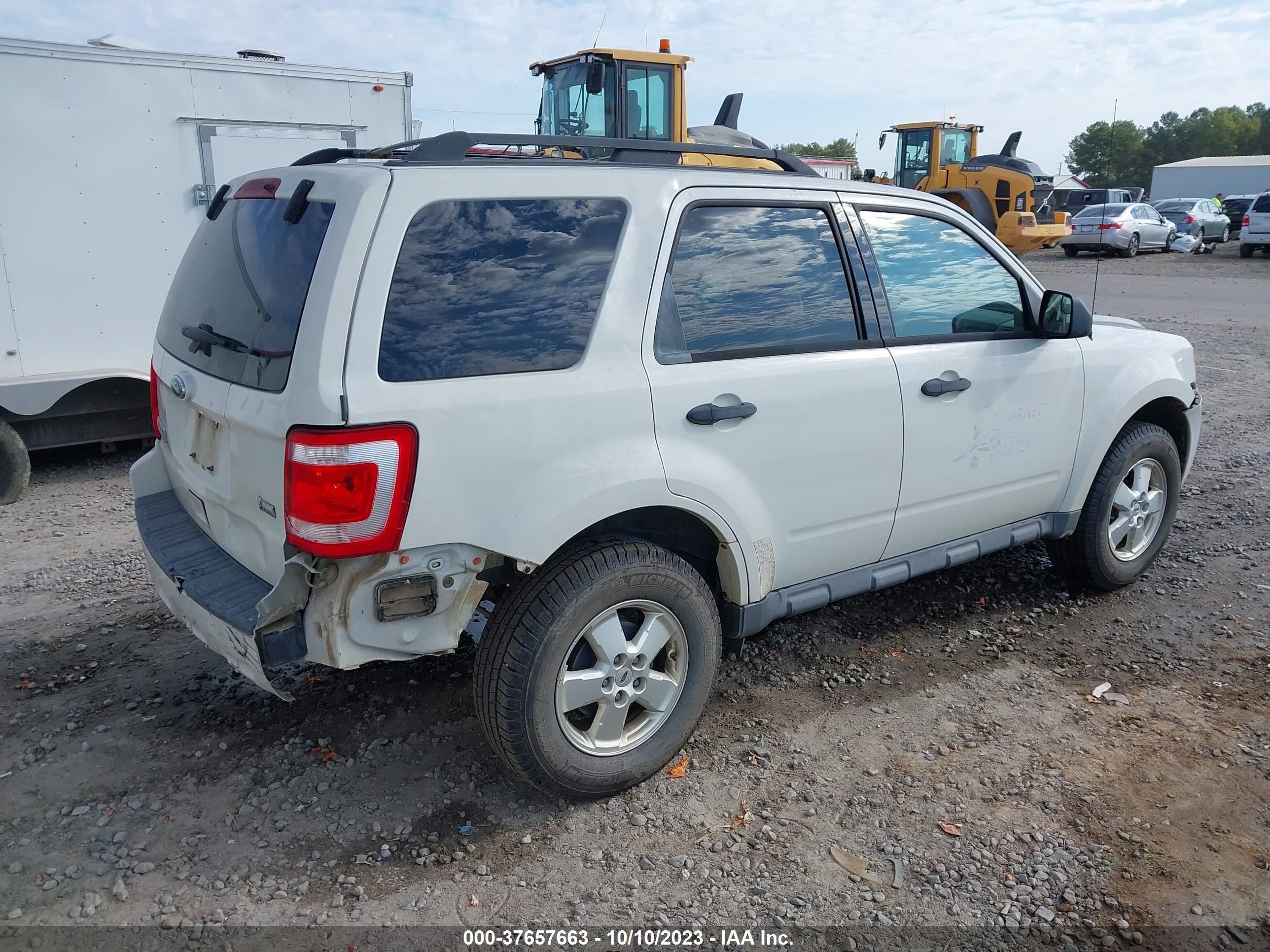 Photo 3 VIN: 1FMCU0DG1BKA57853 - FORD ESCAPE 