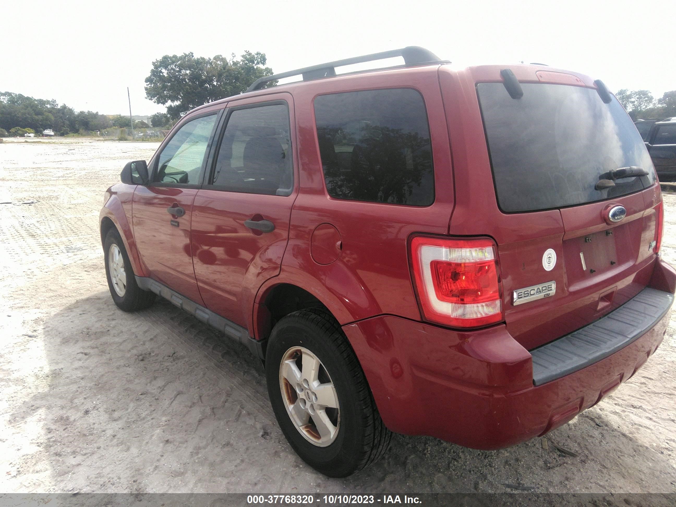 Photo 2 VIN: 1FMCU0DG2AKC65898 - FORD ESCAPE 