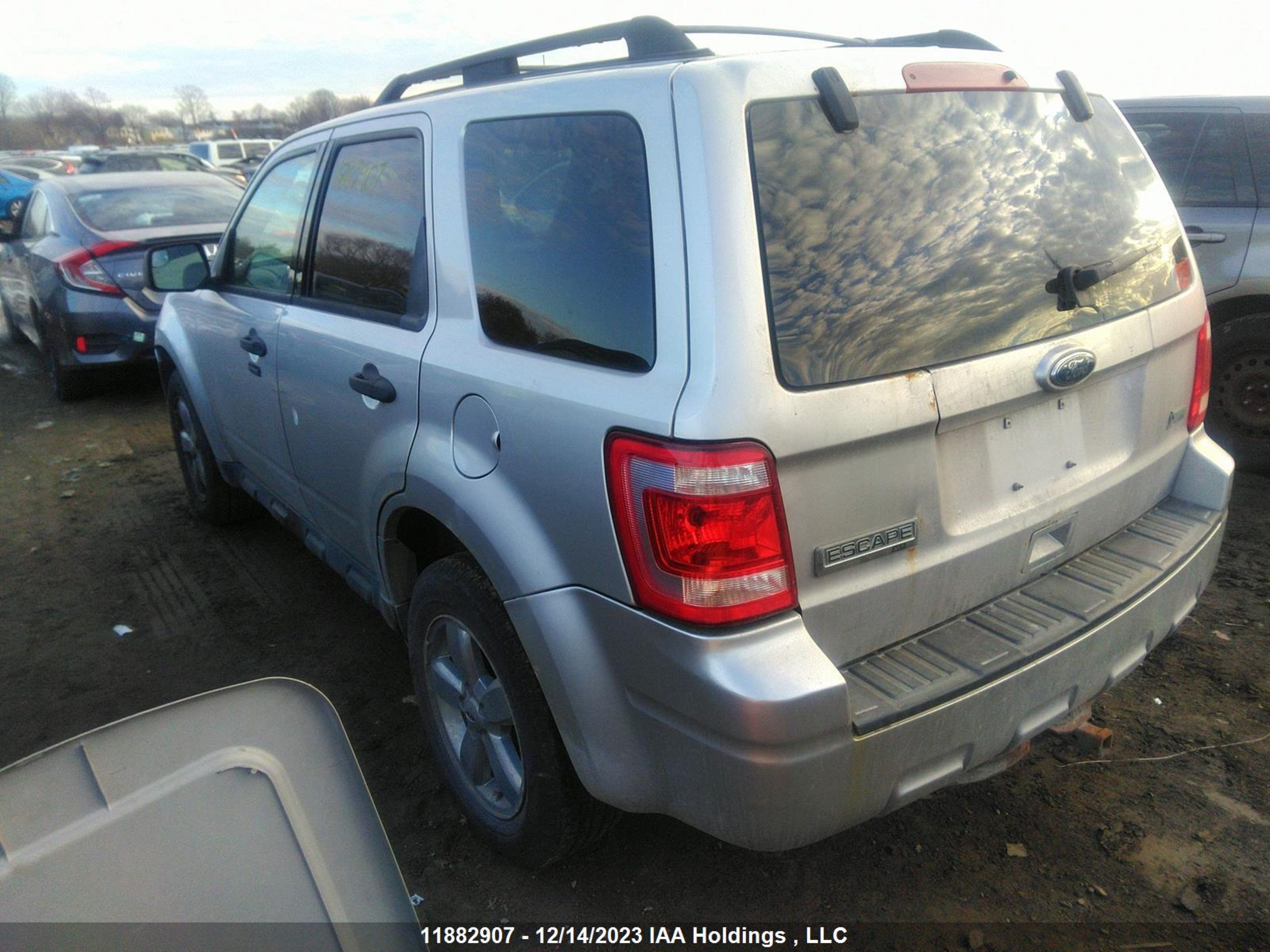 Photo 2 VIN: 1FMCU0DG3BKA15863 - FORD ESCAPE 