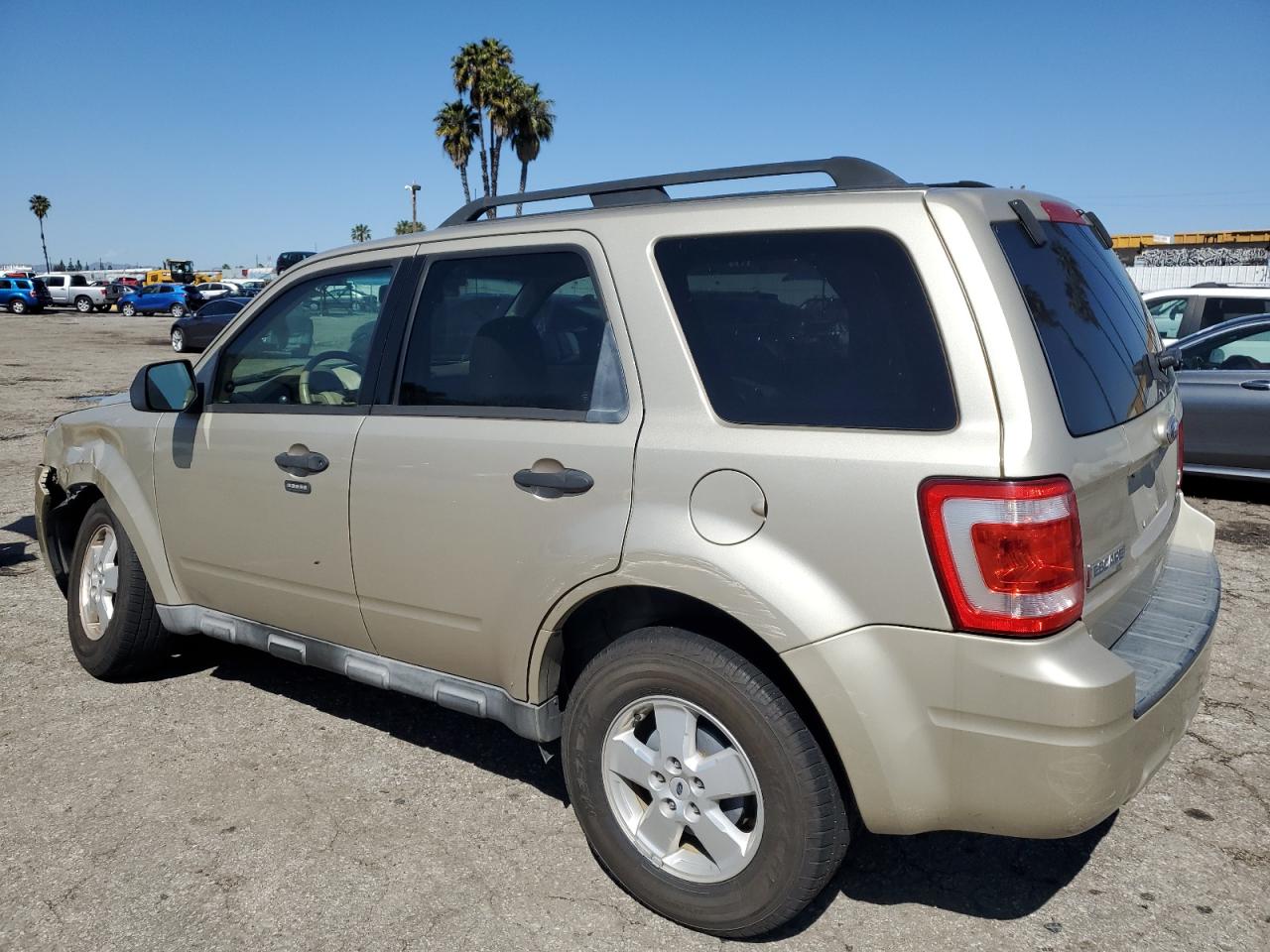 Photo 1 VIN: 1FMCU0DG5AKA08086 - FORD ESCAPE 