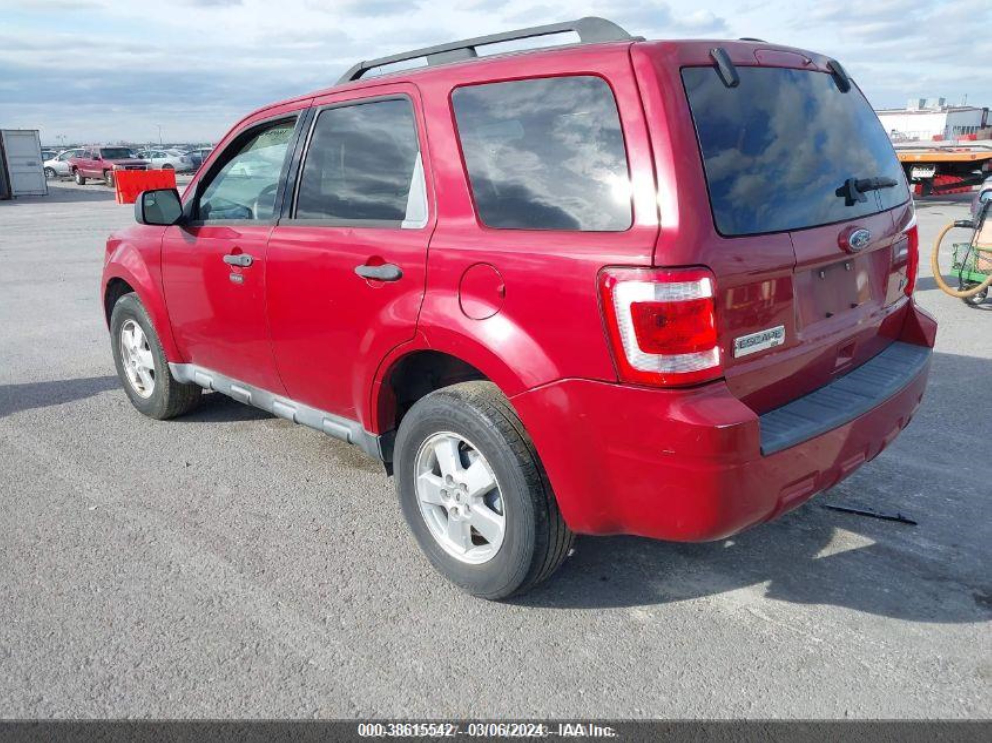 Photo 2 VIN: 1FMCU0DG6BKA67889 - FORD ESCAPE 