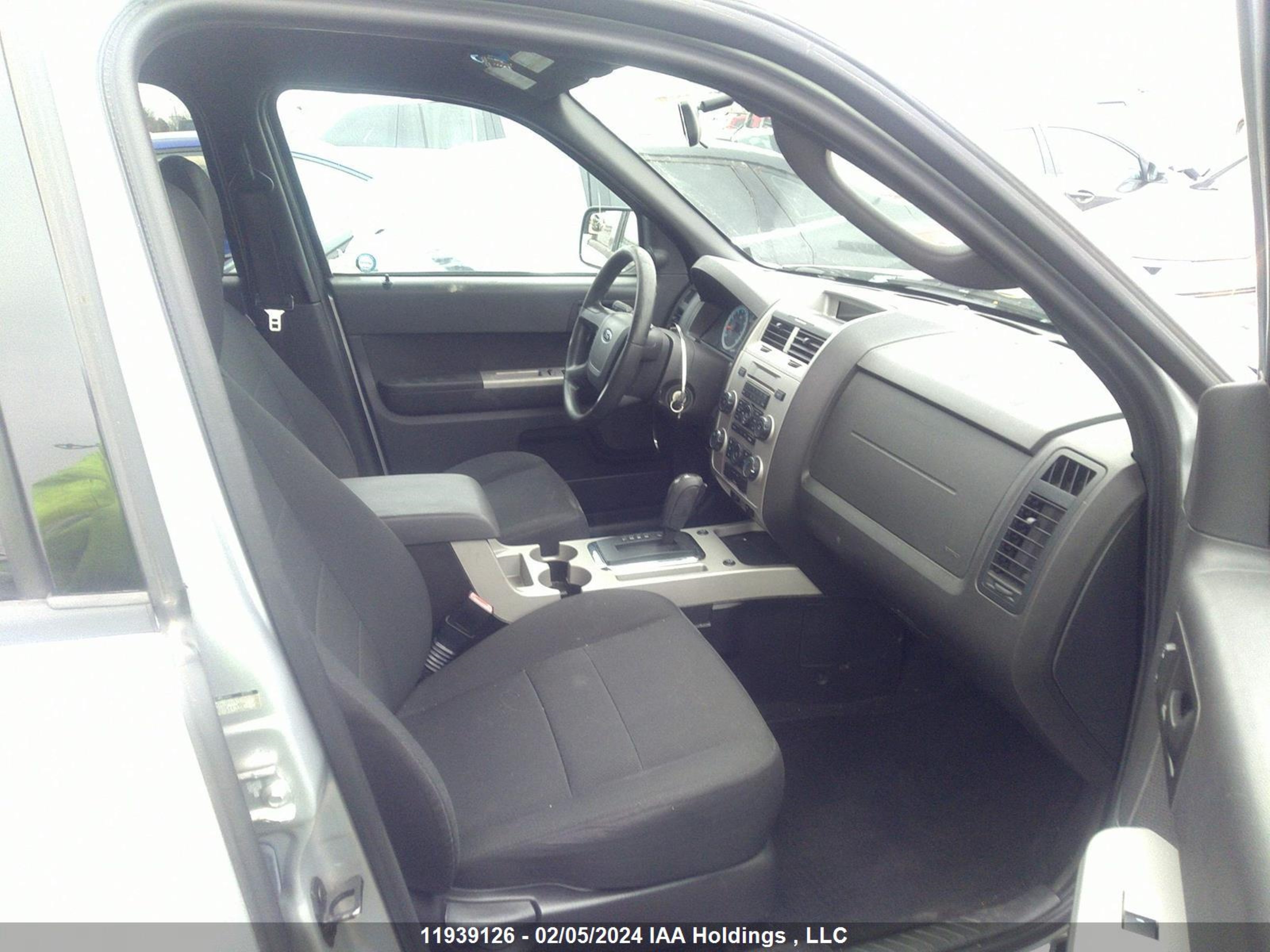 Photo 4 VIN: 1FMCU0DG7AKA67950 - FORD ESCAPE 