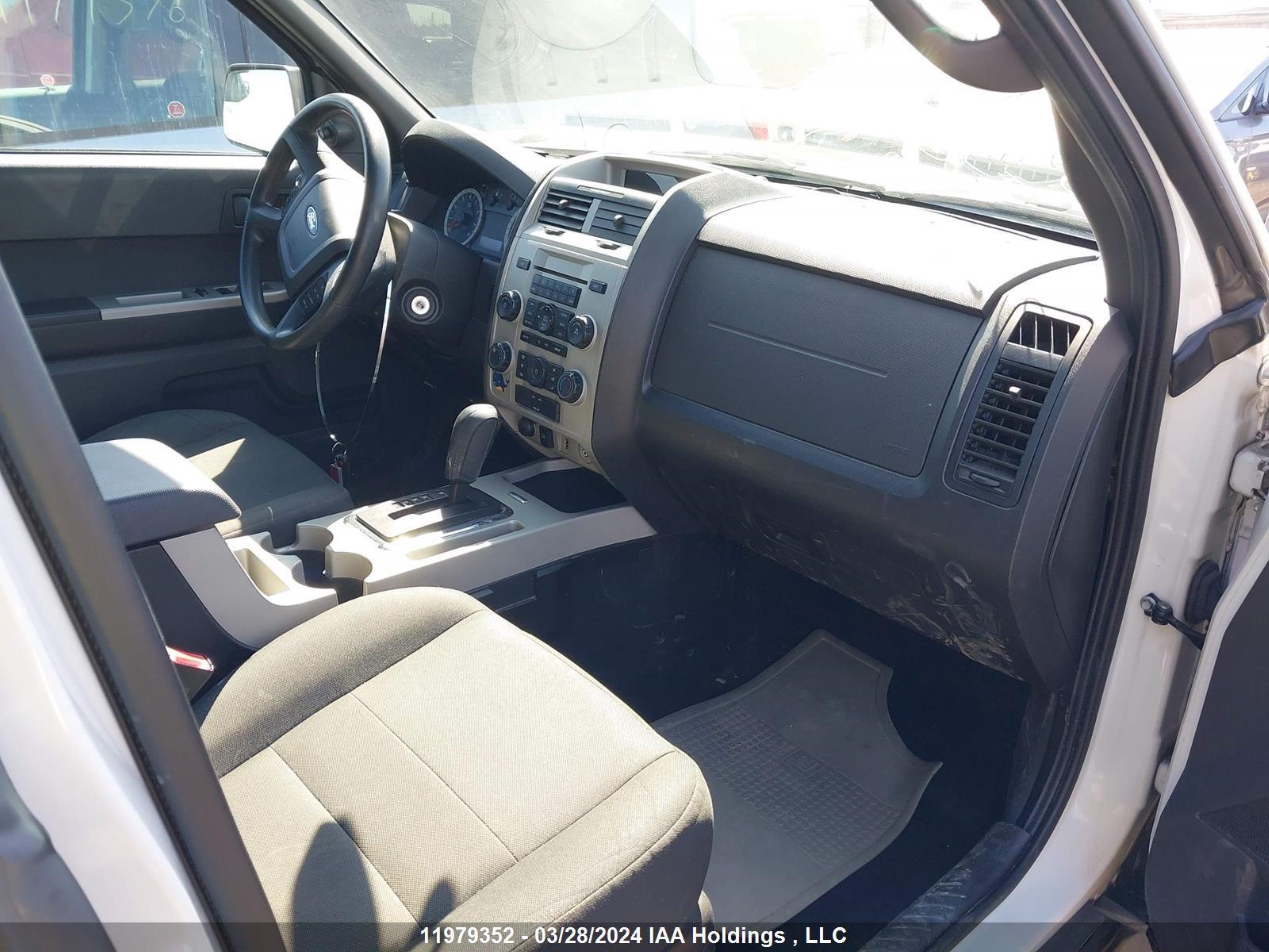 Photo 4 VIN: 1FMCU0DG7BKA15672 - FORD ESCAPE 