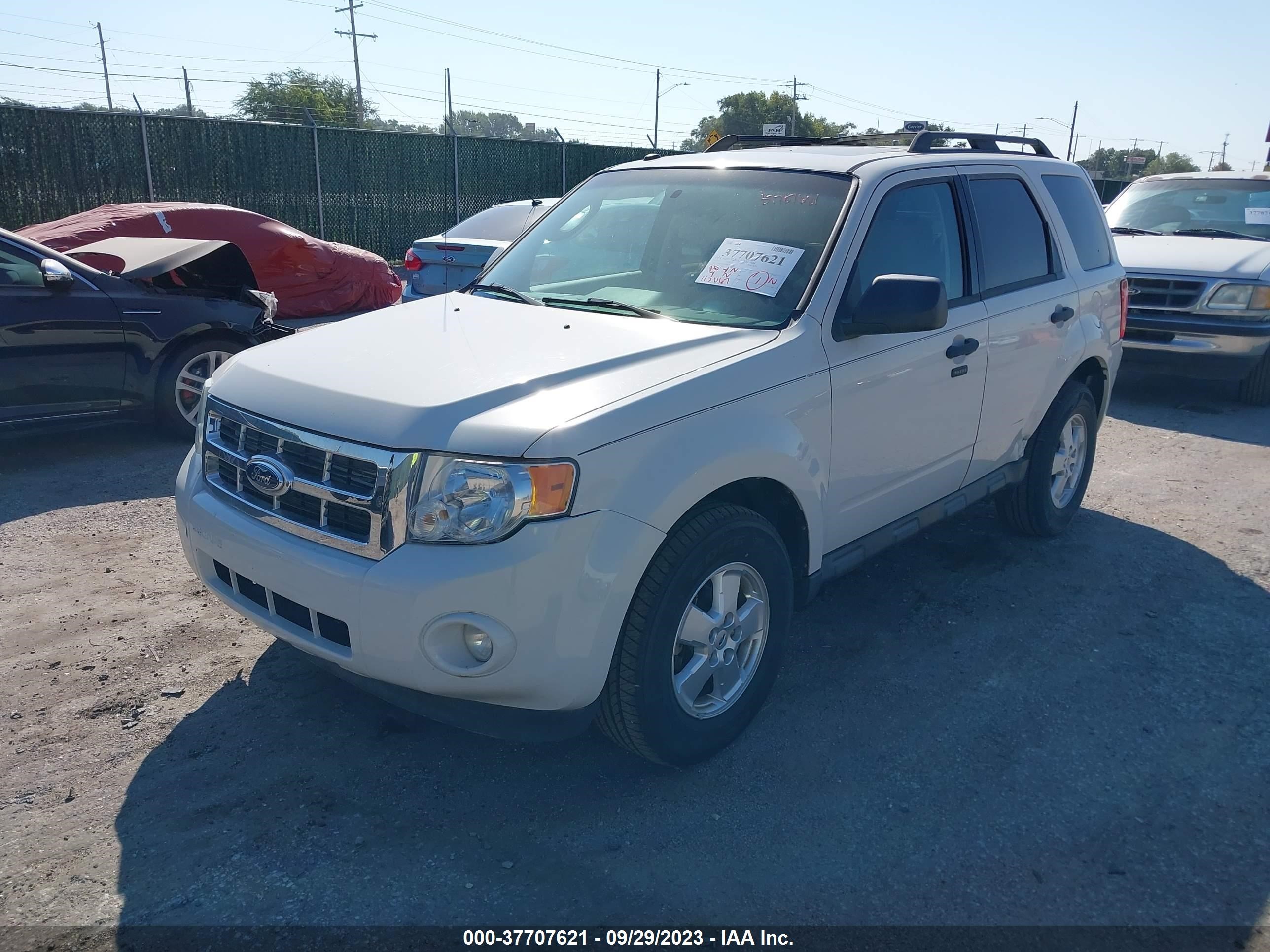 Photo 1 VIN: 1FMCU0DG8AKB63523 - FORD ESCAPE 