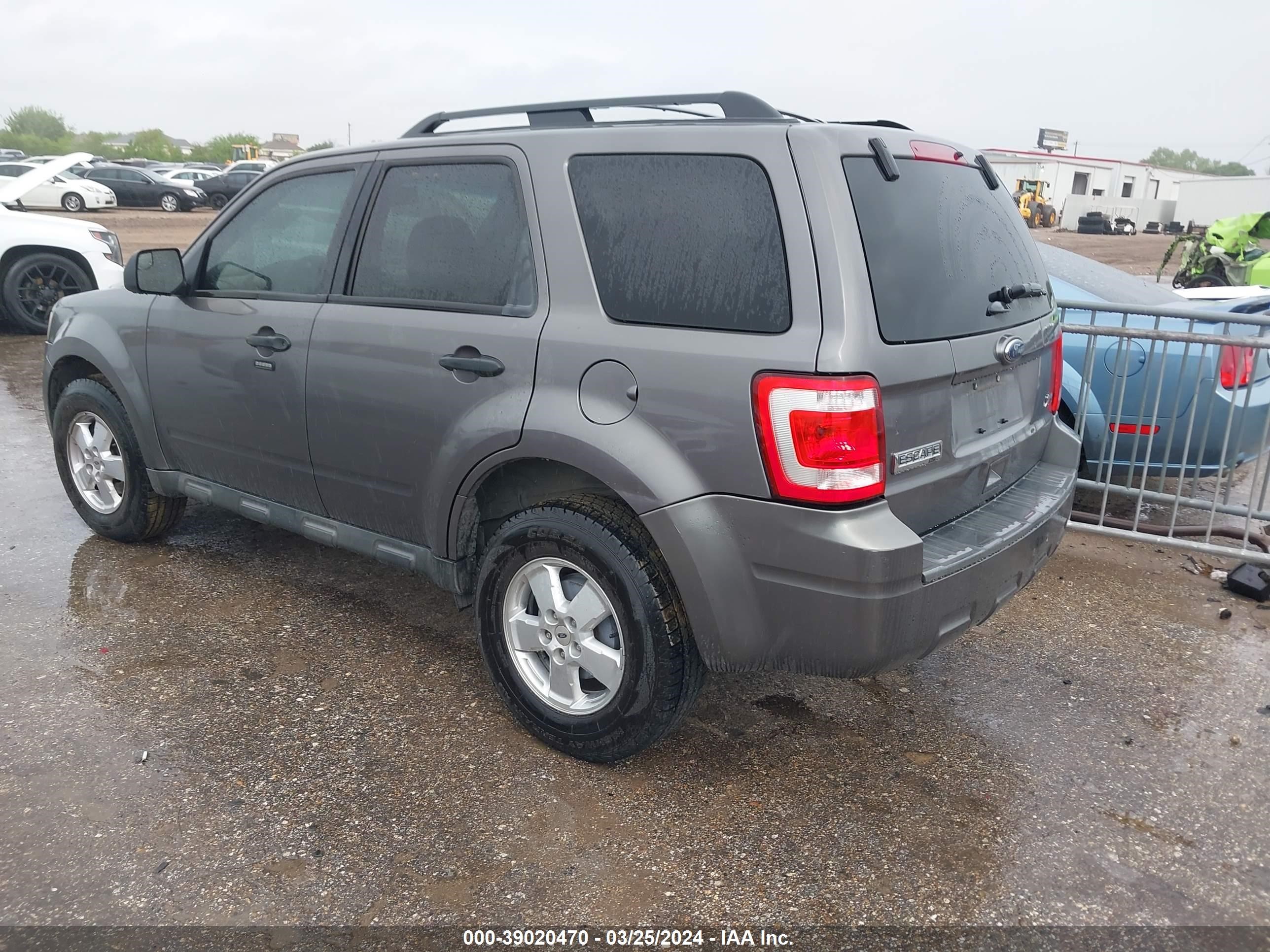 Photo 2 VIN: 1FMCU0DG8BKA81051 - FORD ESCAPE 