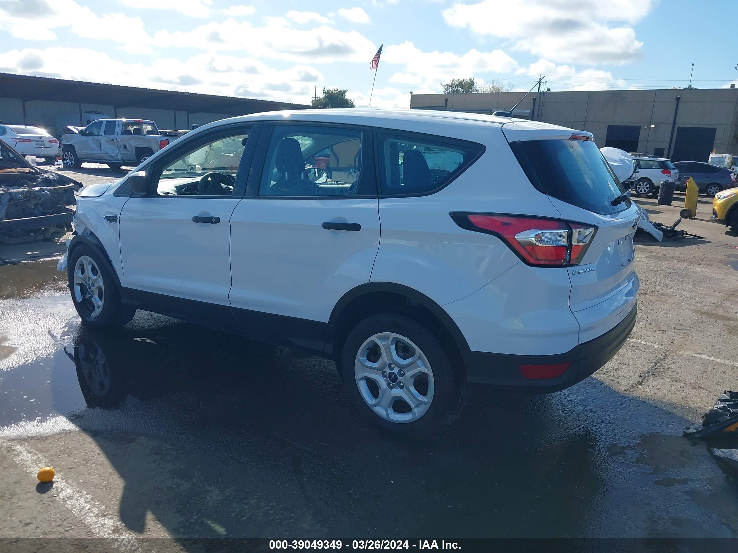 Photo 2 VIN: 1FMCU0F71JUB74283 - FORD ESCAPE 