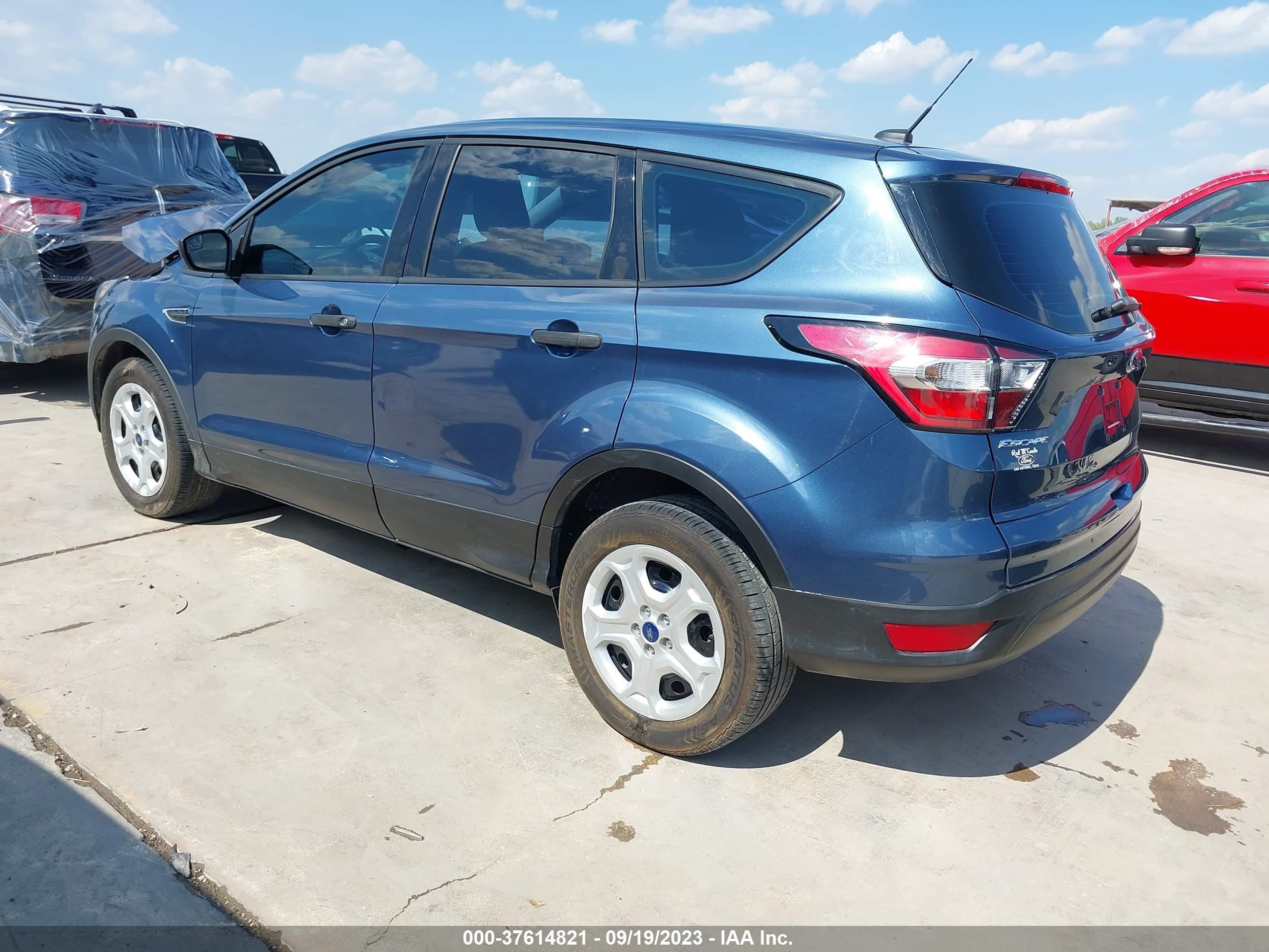 Photo 2 VIN: 1FMCU0F72JUA36283 - FORD ESCAPE 