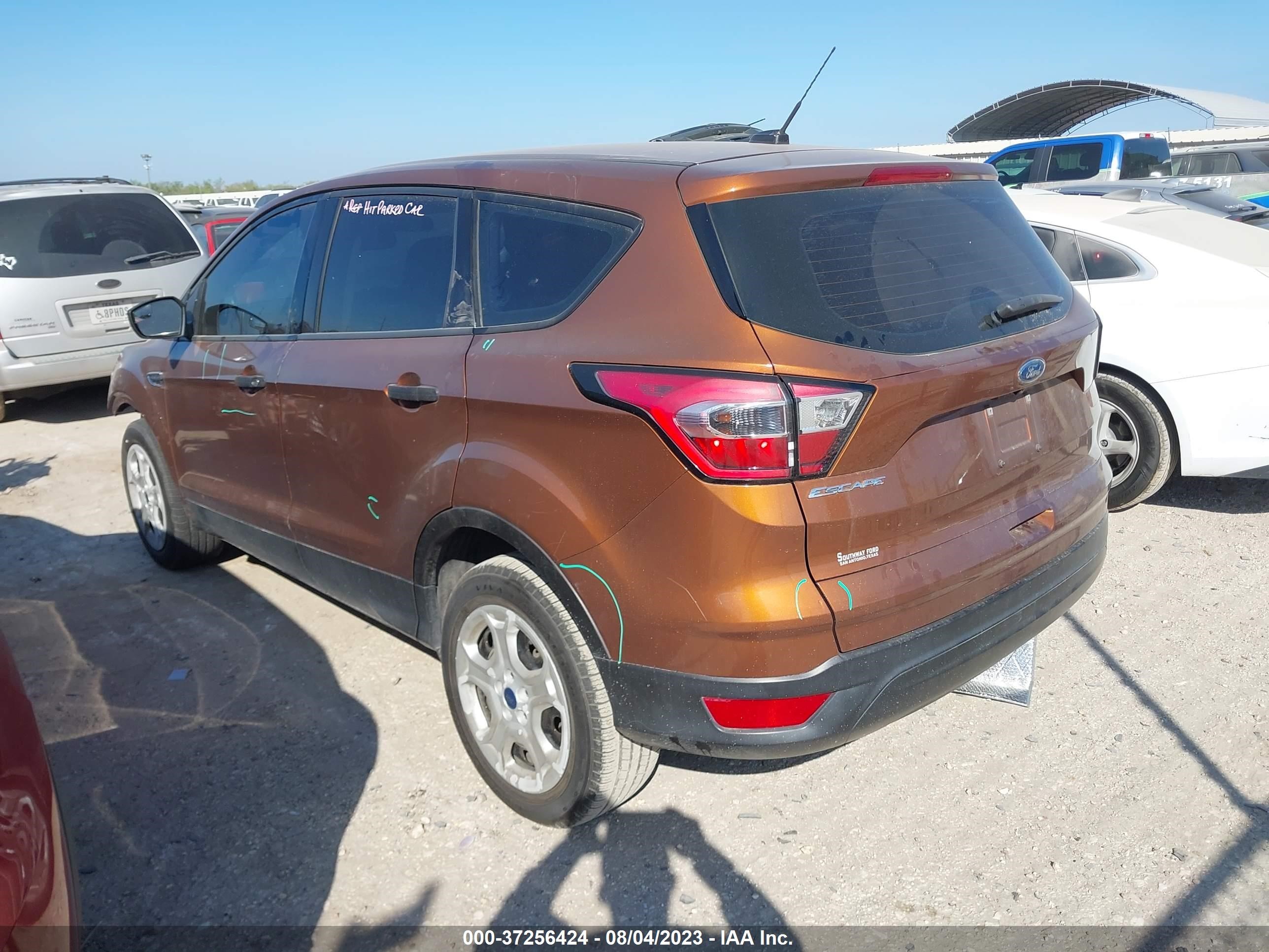 Photo 2 VIN: 1FMCU0F77HUC38353 - FORD ESCAPE 