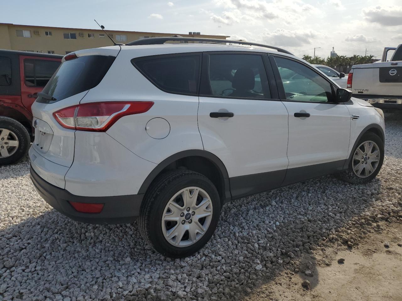 Photo 2 VIN: 1FMCU0F79DUC37375 - FORD ESCAPE 