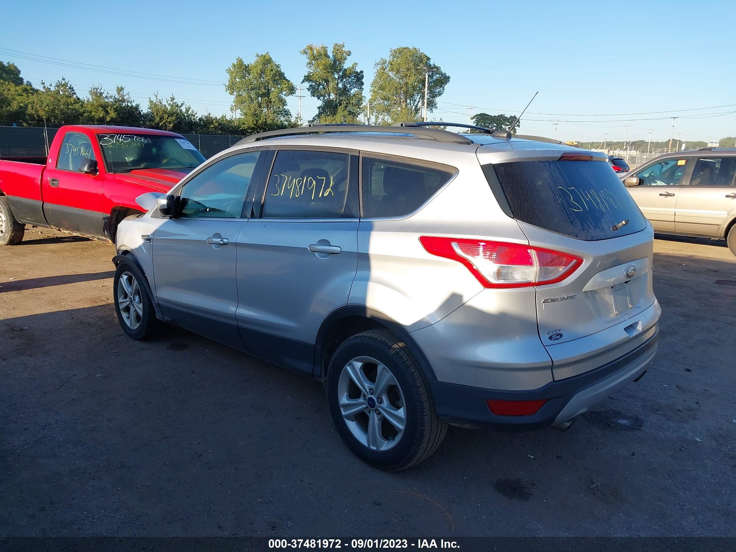 Photo 2 VIN: 1FMCU0G7XFUB16565 - FORD ESCAPE 