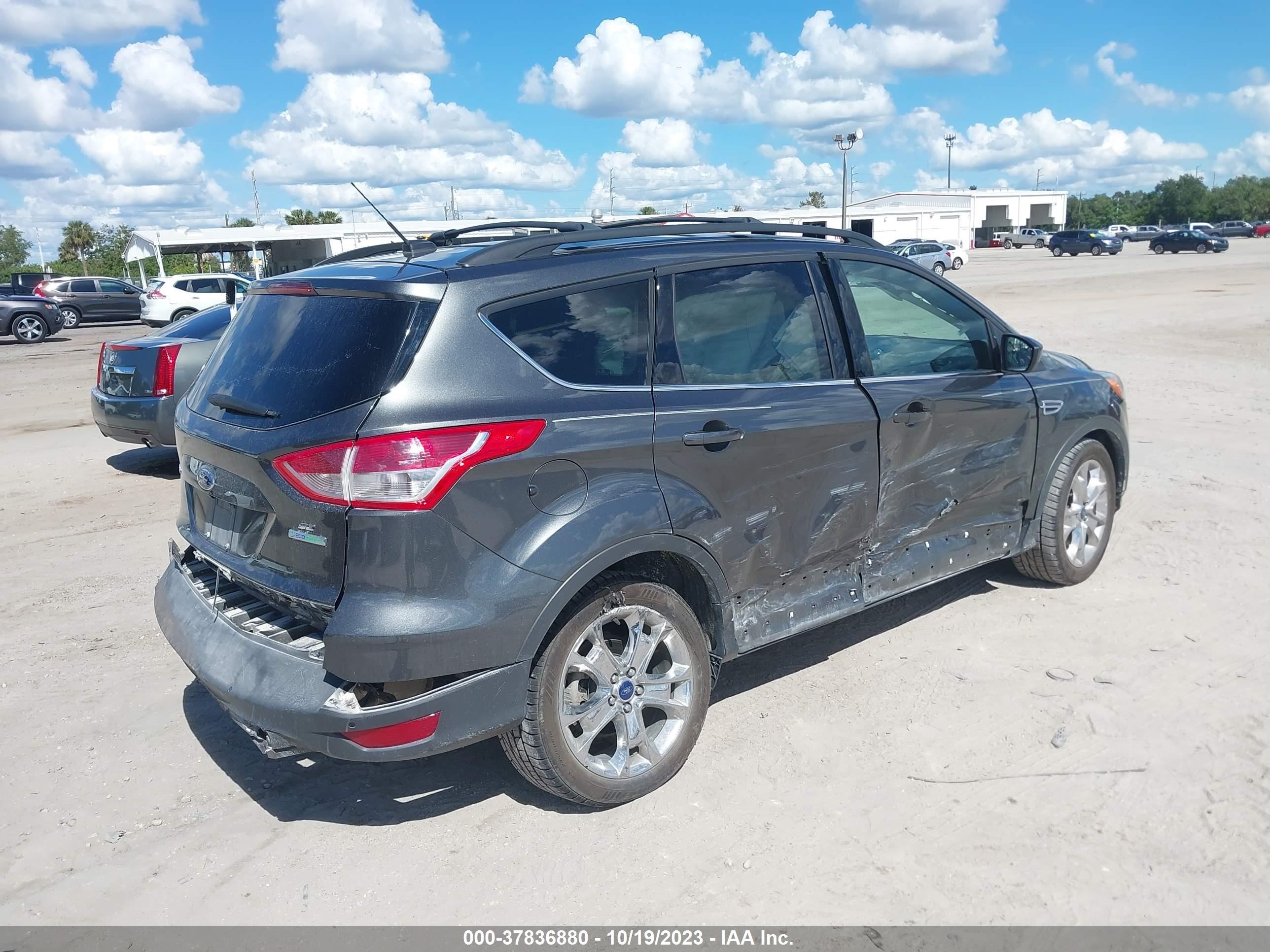 Photo 3 VIN: 1FMCU0G92FUA14842 - FORD ESCAPE 