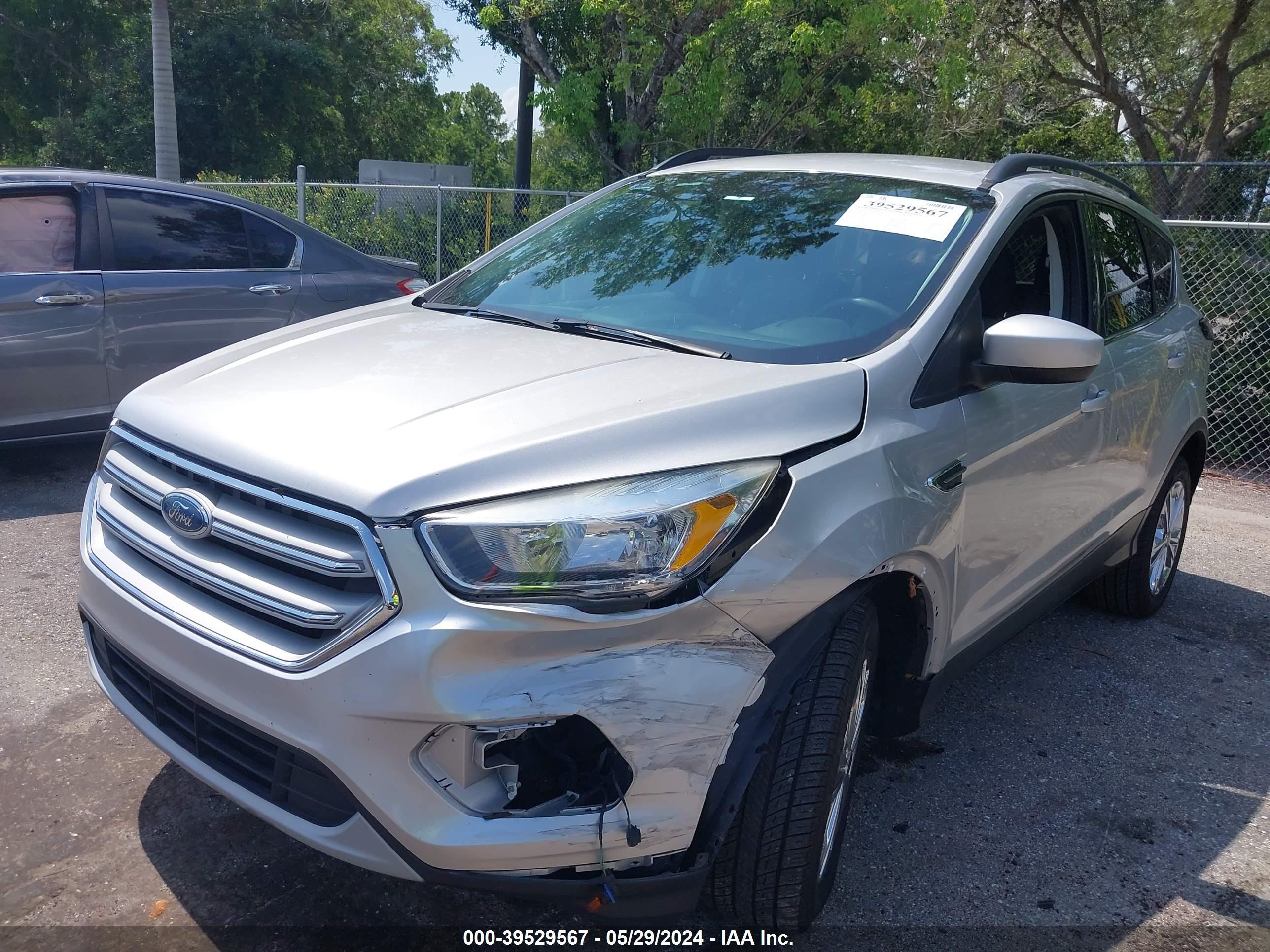 Photo 1 VIN: 1FMCU0G94JUB49765 - FORD ESCAPE 