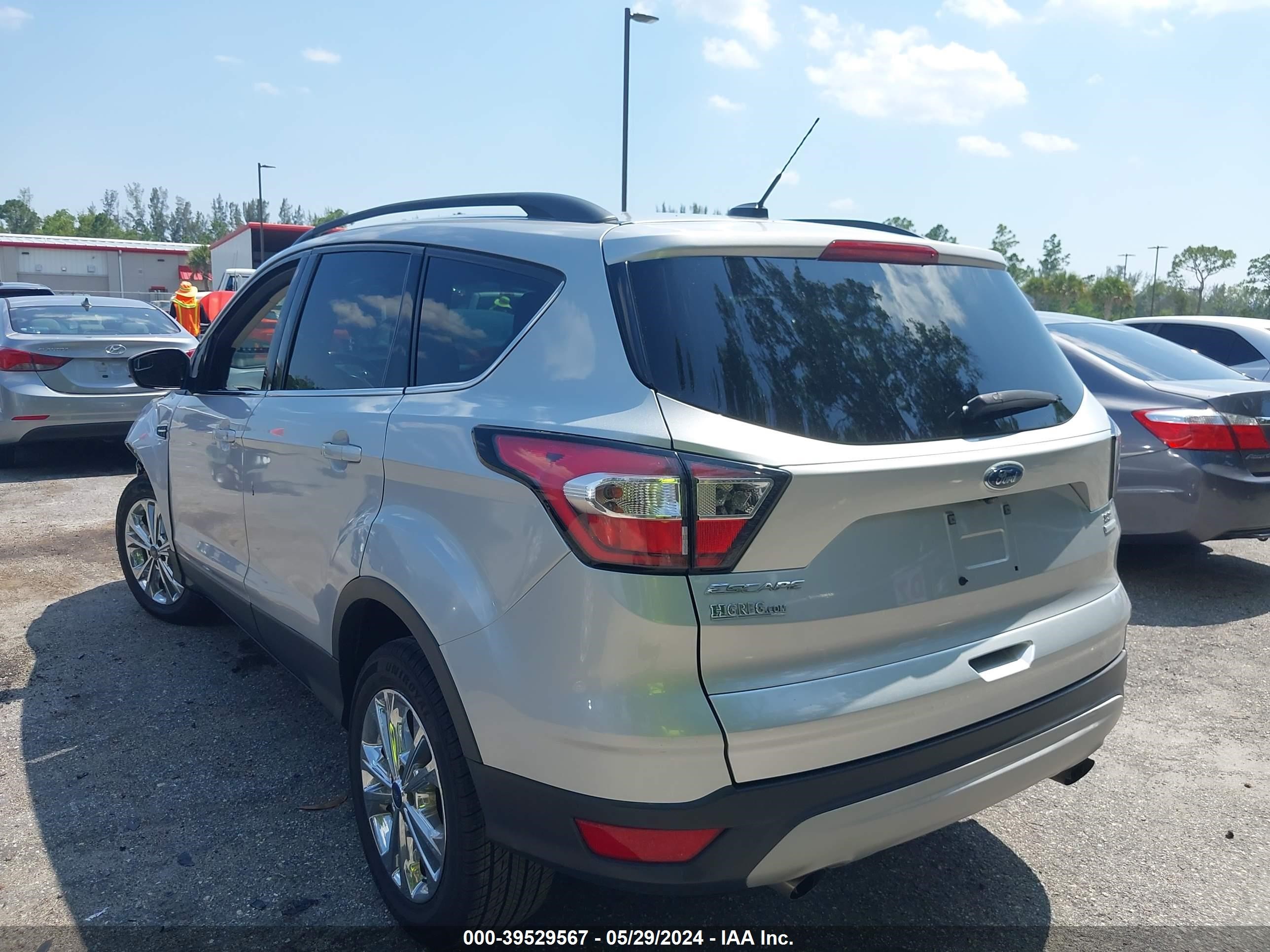 Photo 2 VIN: 1FMCU0G94JUB49765 - FORD ESCAPE 