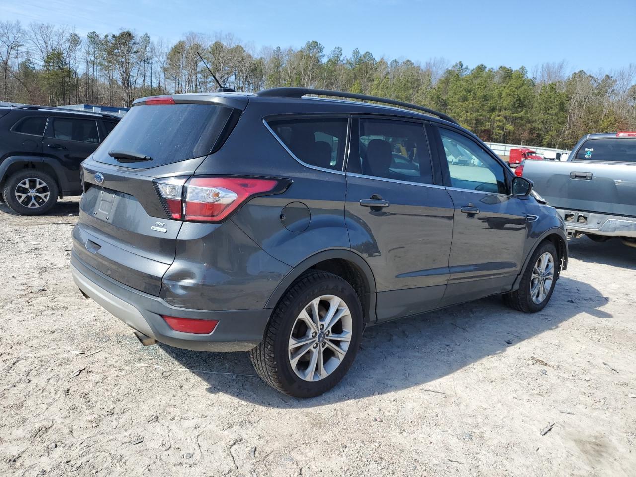 Photo 2 VIN: 1FMCU0GD0JUA82909 - FORD ESCAPE 