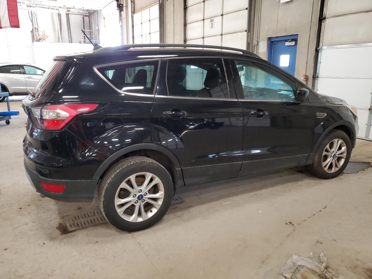 Photo 2 VIN: 1FMCU0GD0JUB37956 - FORD ESCAPE 