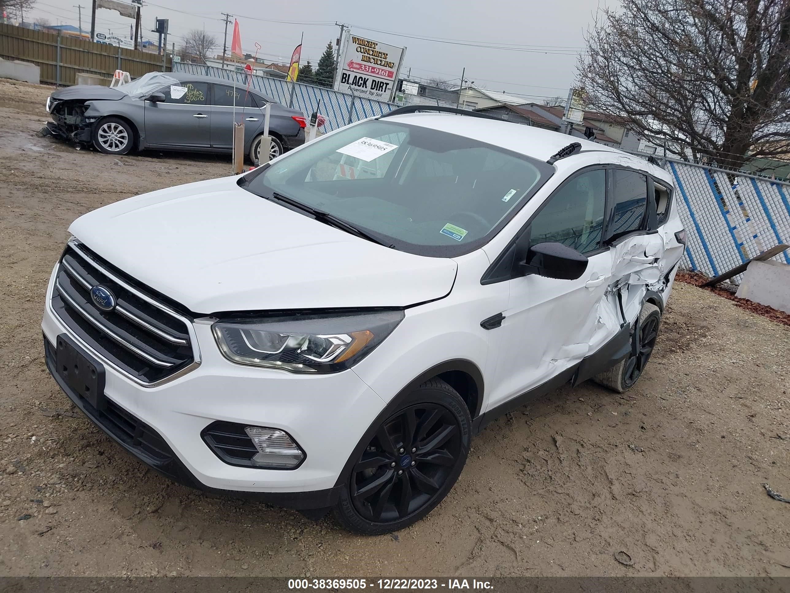 Photo 1 VIN: 1FMCU0GD0JUB68611 - FORD ESCAPE 