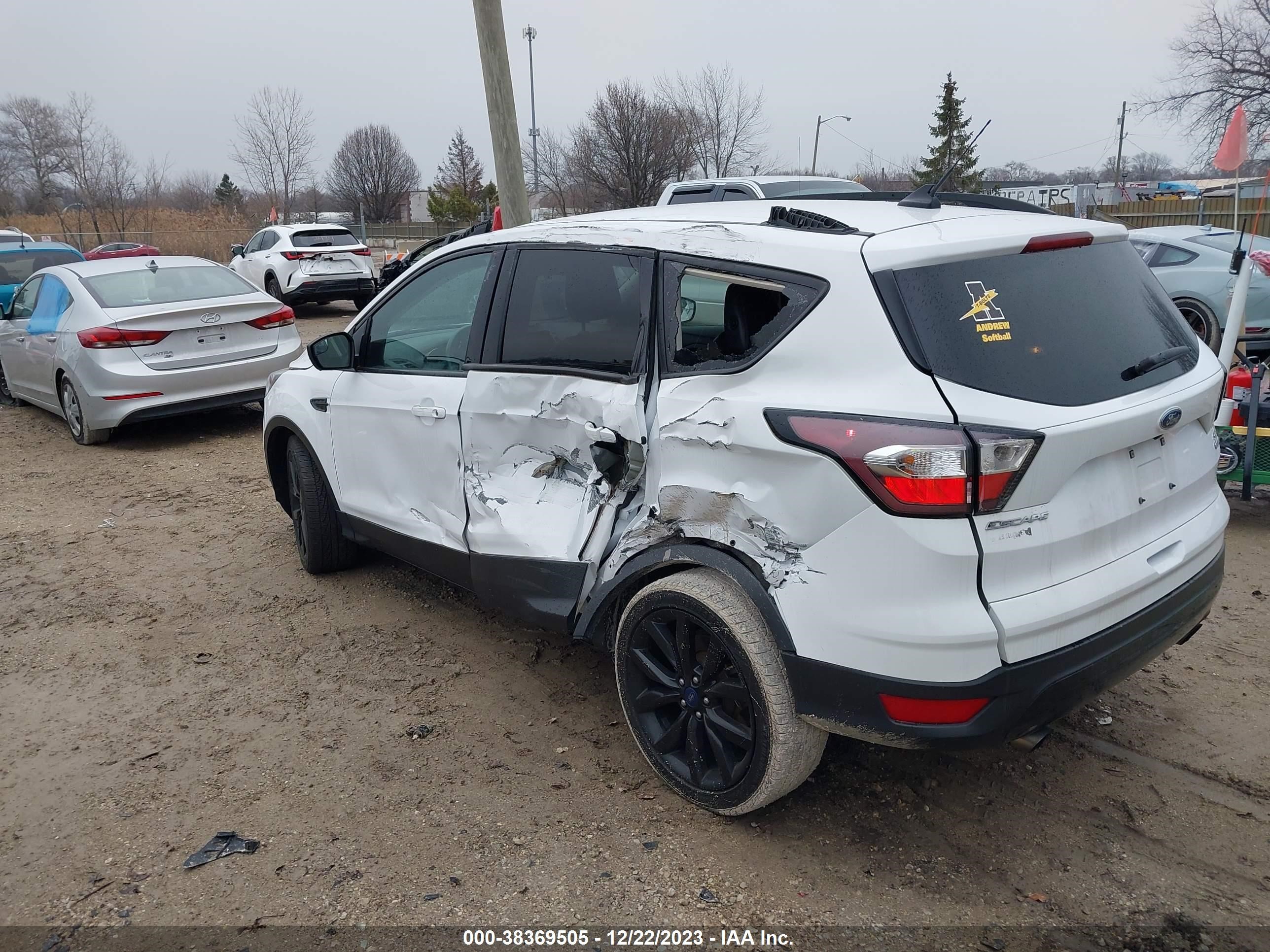 Photo 2 VIN: 1FMCU0GD0JUB68611 - FORD ESCAPE 