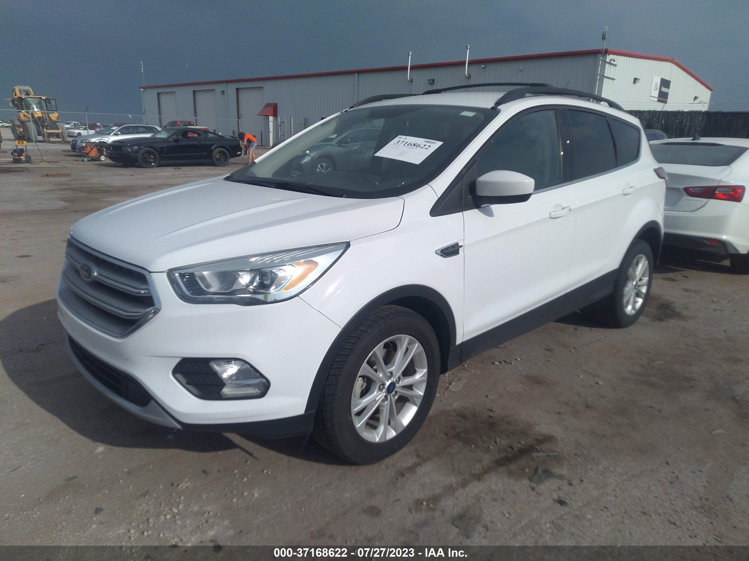 Photo 1 VIN: 1FMCU0GD1HUB40438 - FORD ESCAPE 