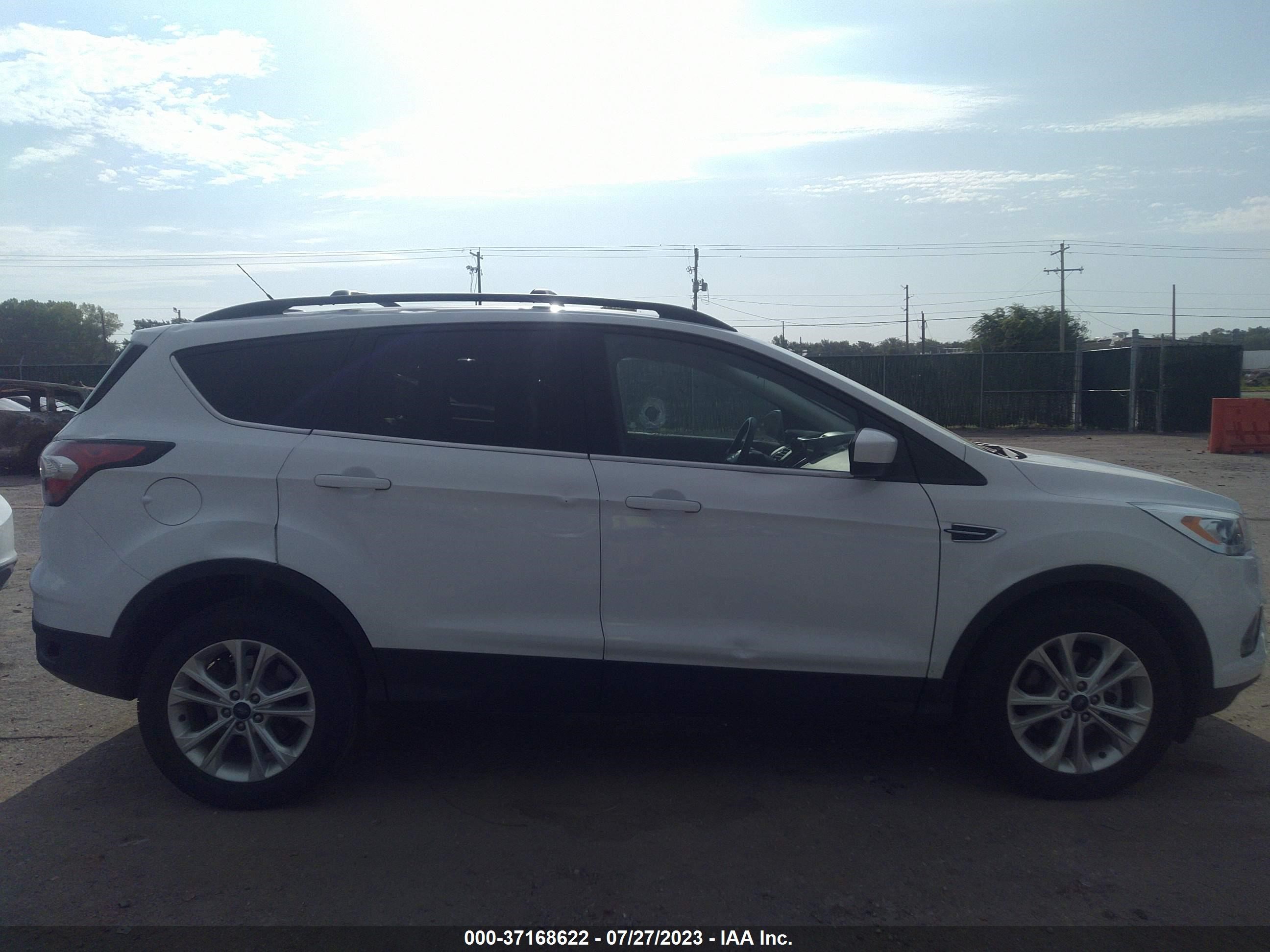 Photo 12 VIN: 1FMCU0GD1HUB40438 - FORD ESCAPE 