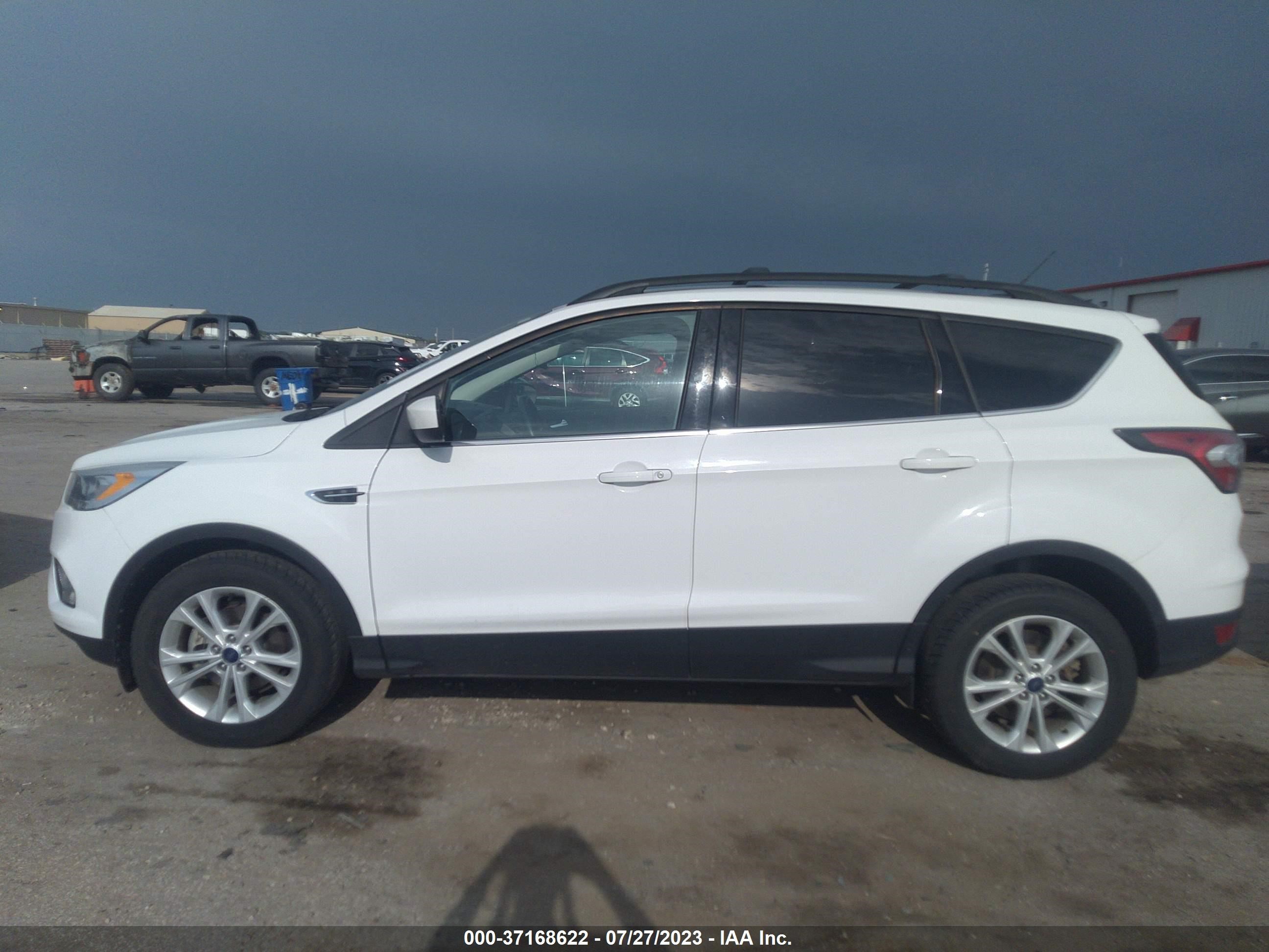 Photo 13 VIN: 1FMCU0GD1HUB40438 - FORD ESCAPE 