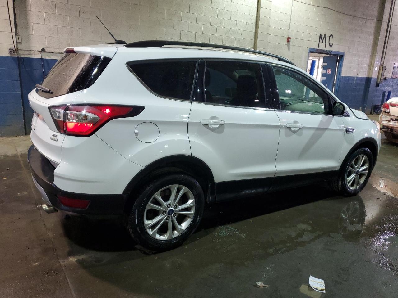 Photo 2 VIN: 1FMCU0GD1HUC86256 - FORD ESCAPE 