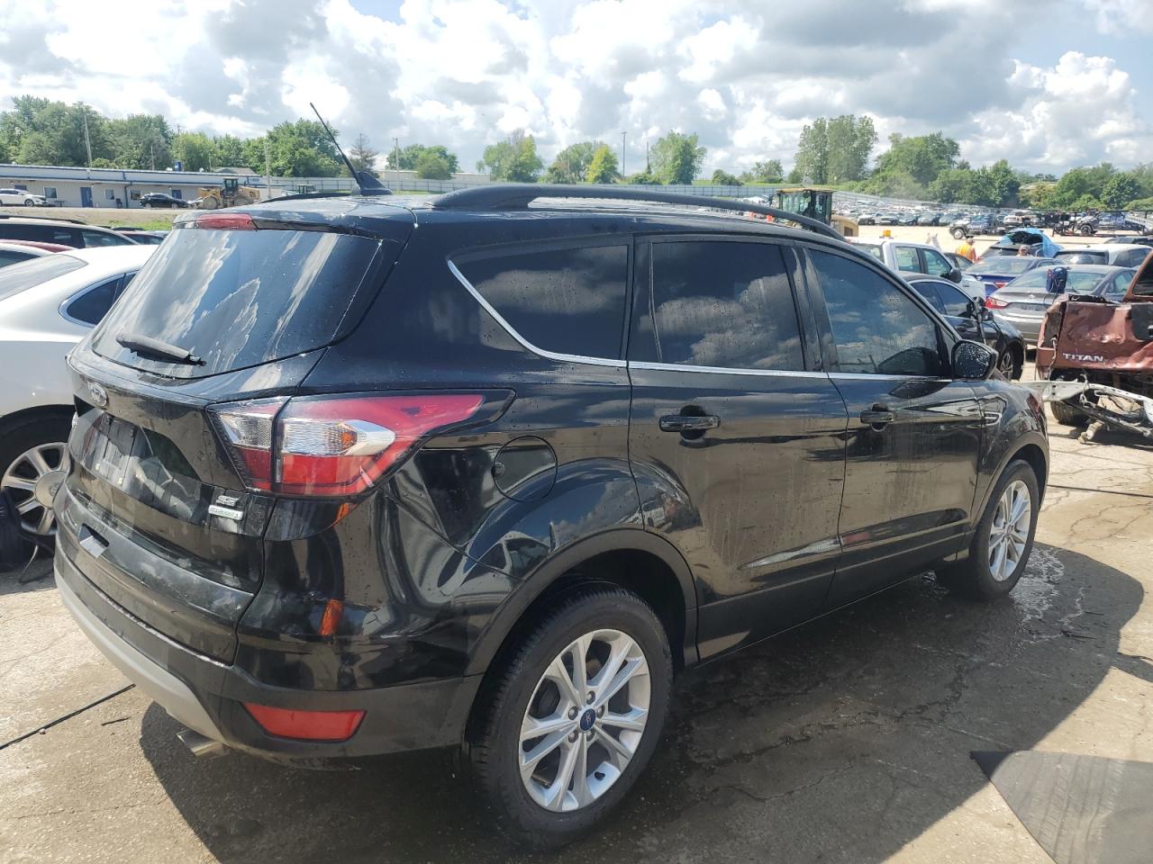 Photo 2 VIN: 1FMCU0GD2JUB70277 - FORD ESCAPE 