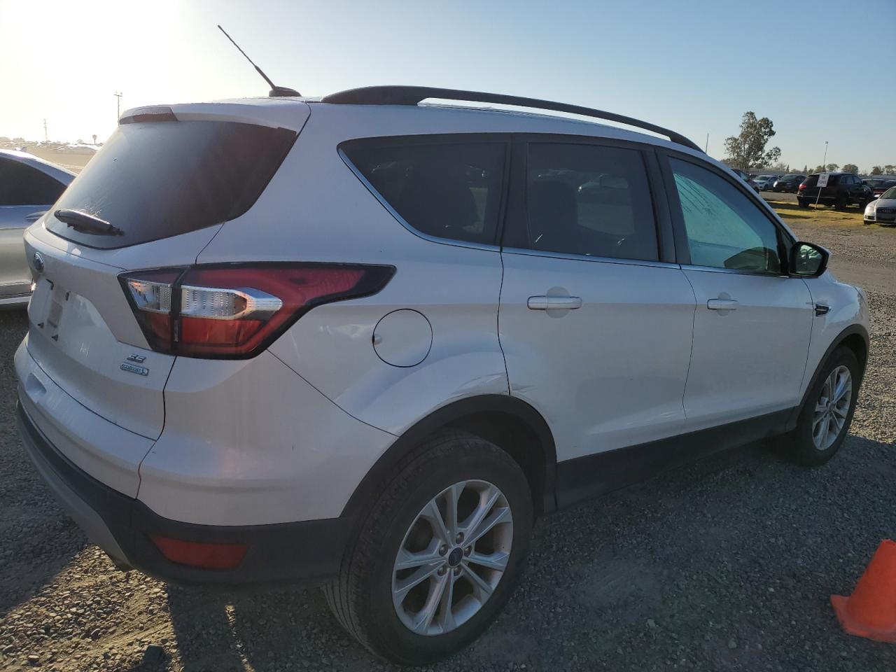 Photo 2 VIN: 1FMCU0GD3HUA39336 - FORD ESCAPE 