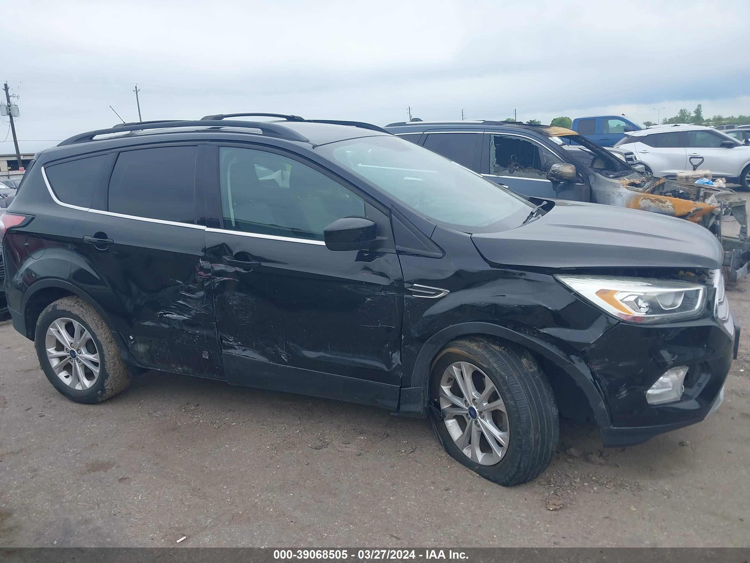 Photo 0 VIN: 1FMCU0GD3HUC61133 - FORD ESCAPE 