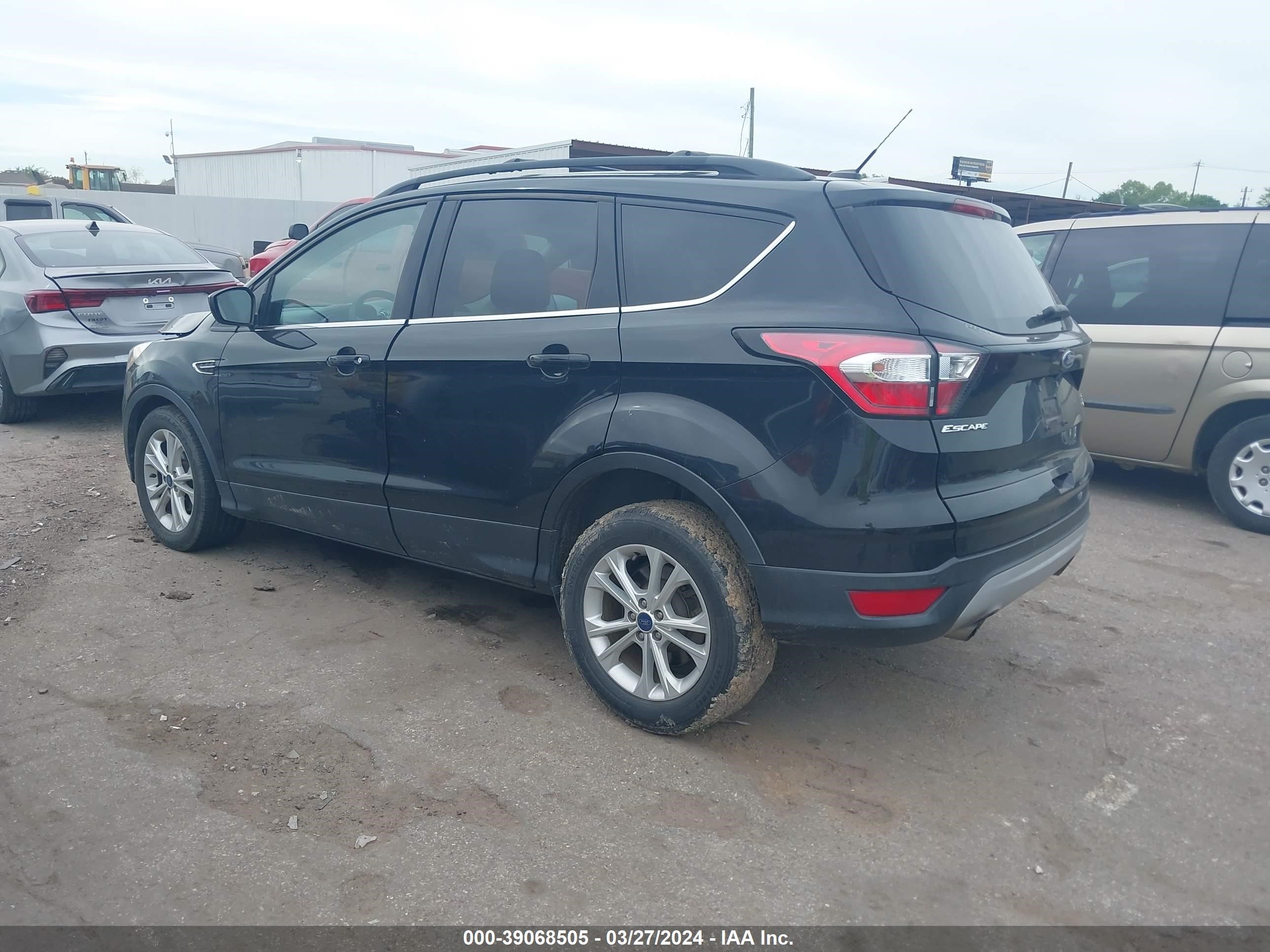 Photo 2 VIN: 1FMCU0GD3HUC61133 - FORD ESCAPE 