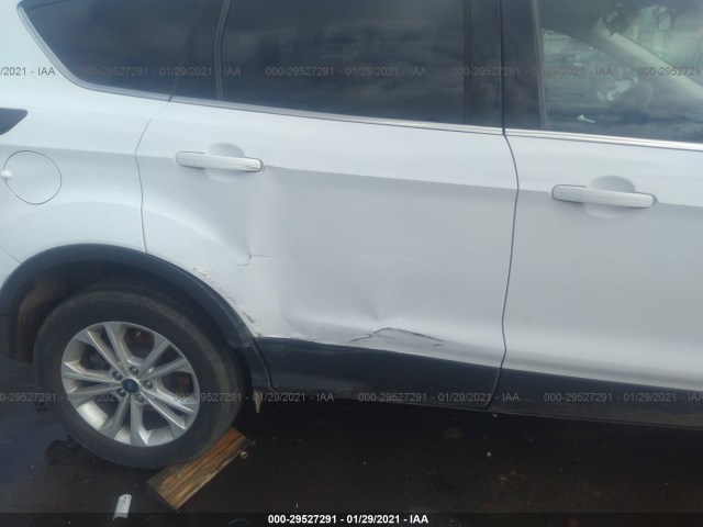 Photo 5 VIN: 1FMCU0GD3HUE09698 - FORD ESCAPE 