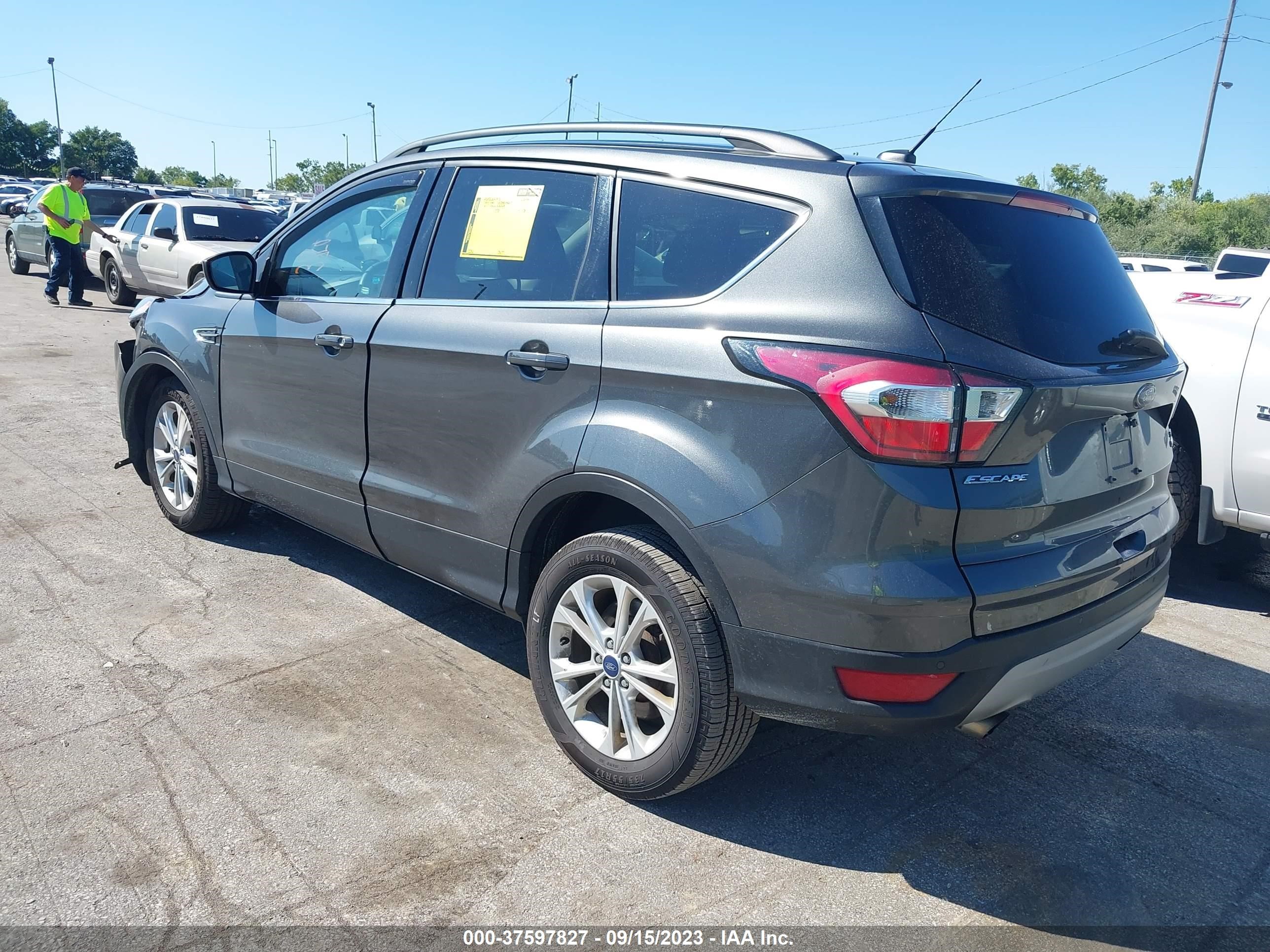 Photo 2 VIN: 1FMCU0GD3HUE15226 - FORD ESCAPE 